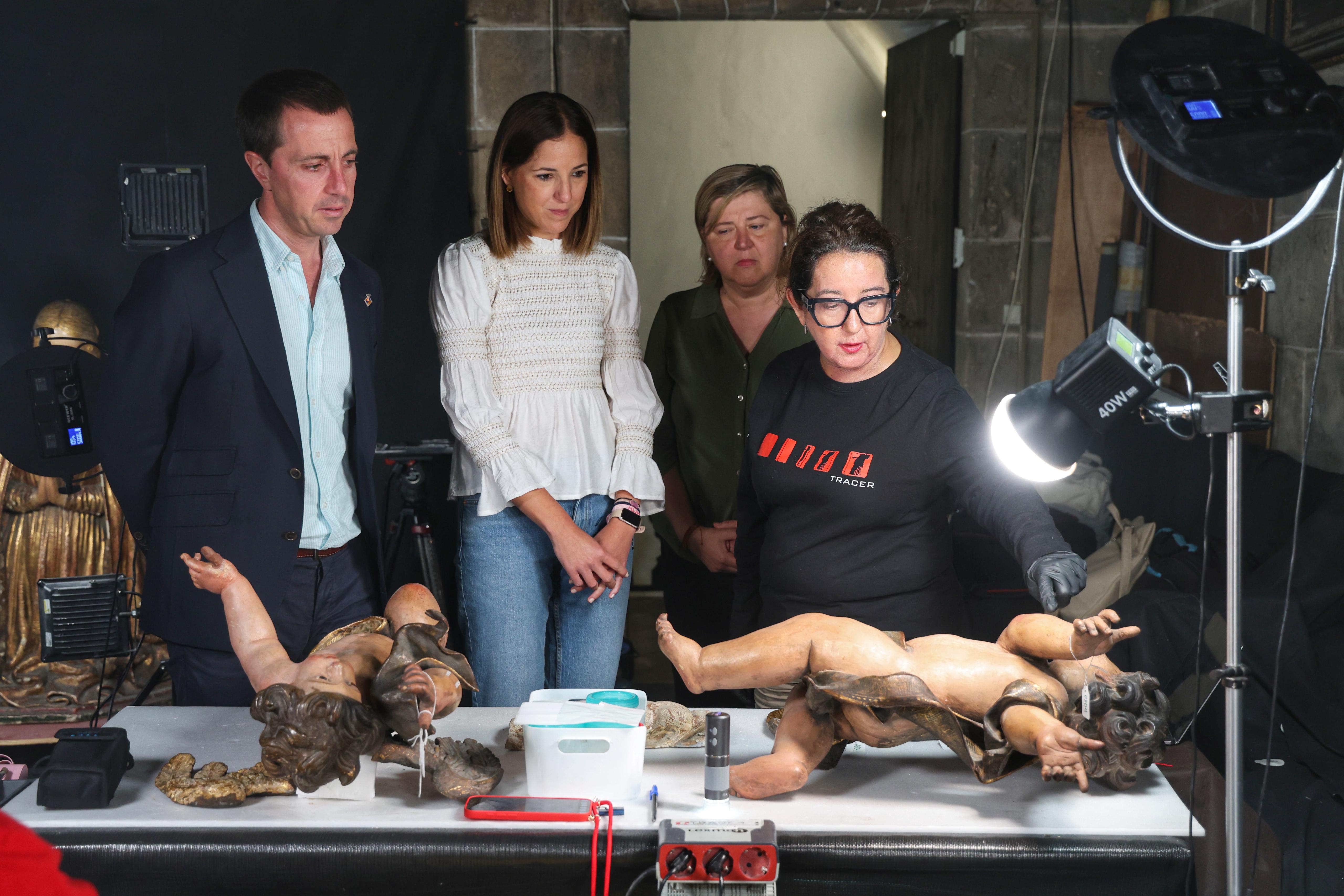 Visita del presidente del Consell de Mallorca, Llorenç Galmés, y la vicepresidenta y consellera de Cultura y Patrimonio, Antònia Roca a la restauración del Betlem de la Sang