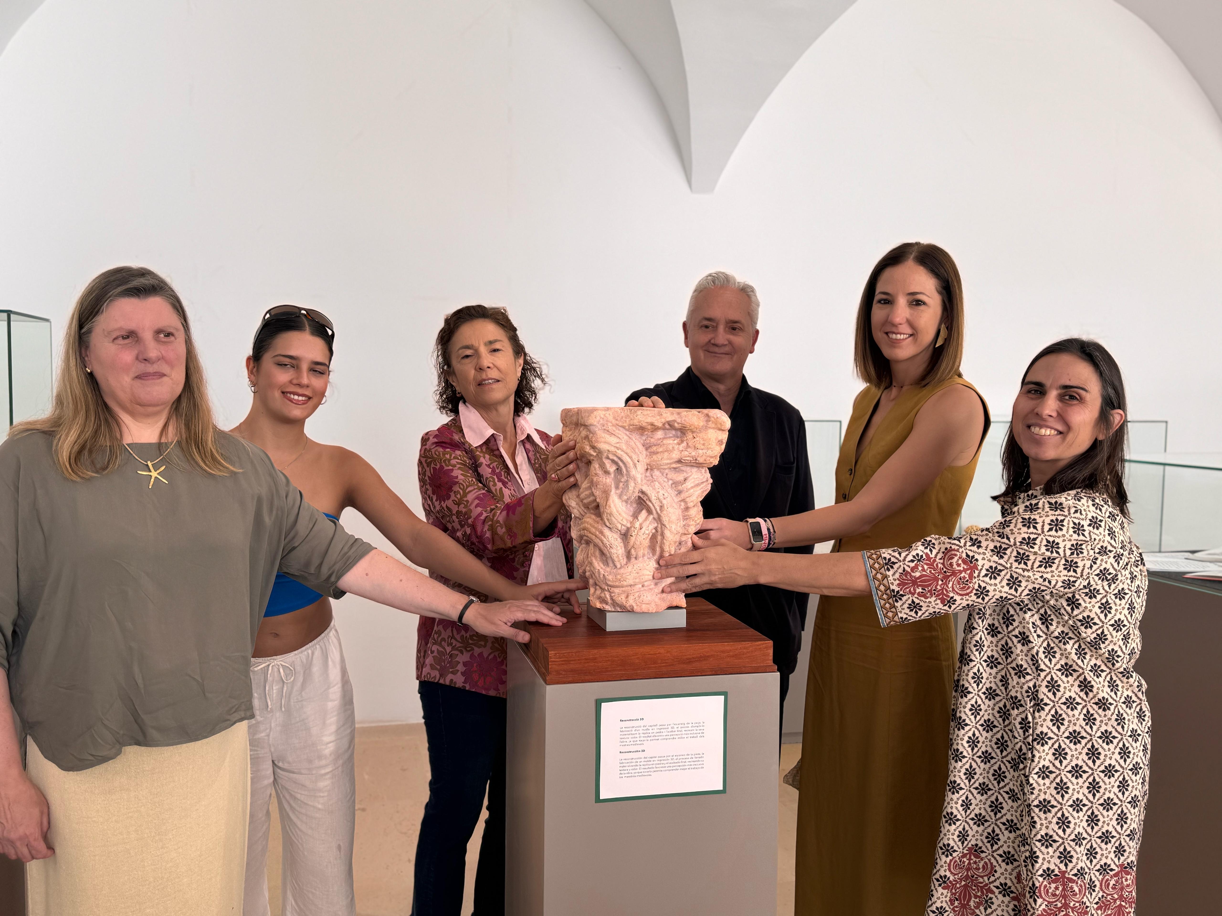 Imatge de la inauguració de l'exposició «Del Gòtic al futur: la transformació digital d’un capitell del Museu de Mallorca»