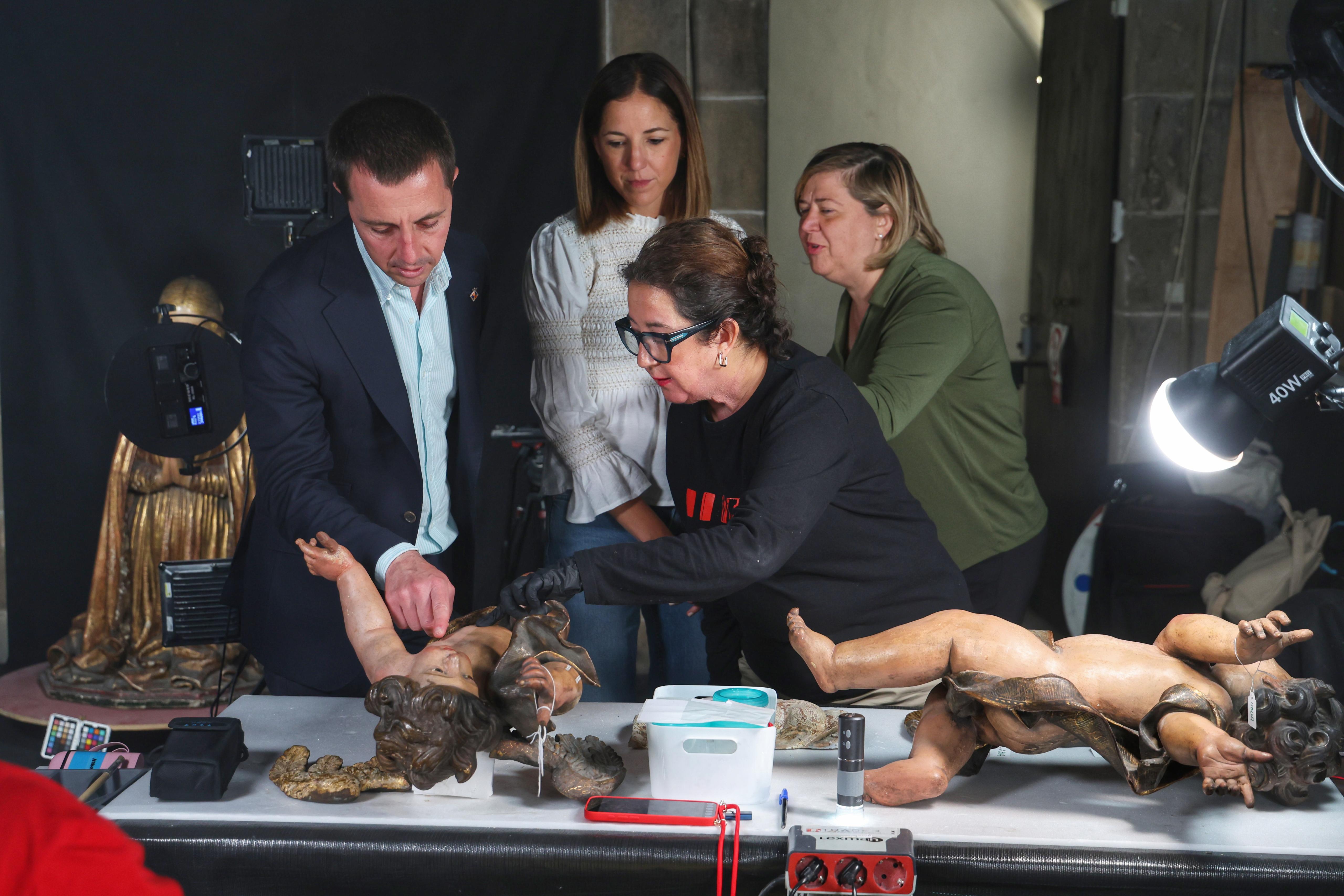 Visita del presidente del Consell de Mallorca, Llorenç Galmés, y la vicepresidenta y consellera de Cultura y Patrimonio, Antònia Roca a la restauración del Betlem de la Sang