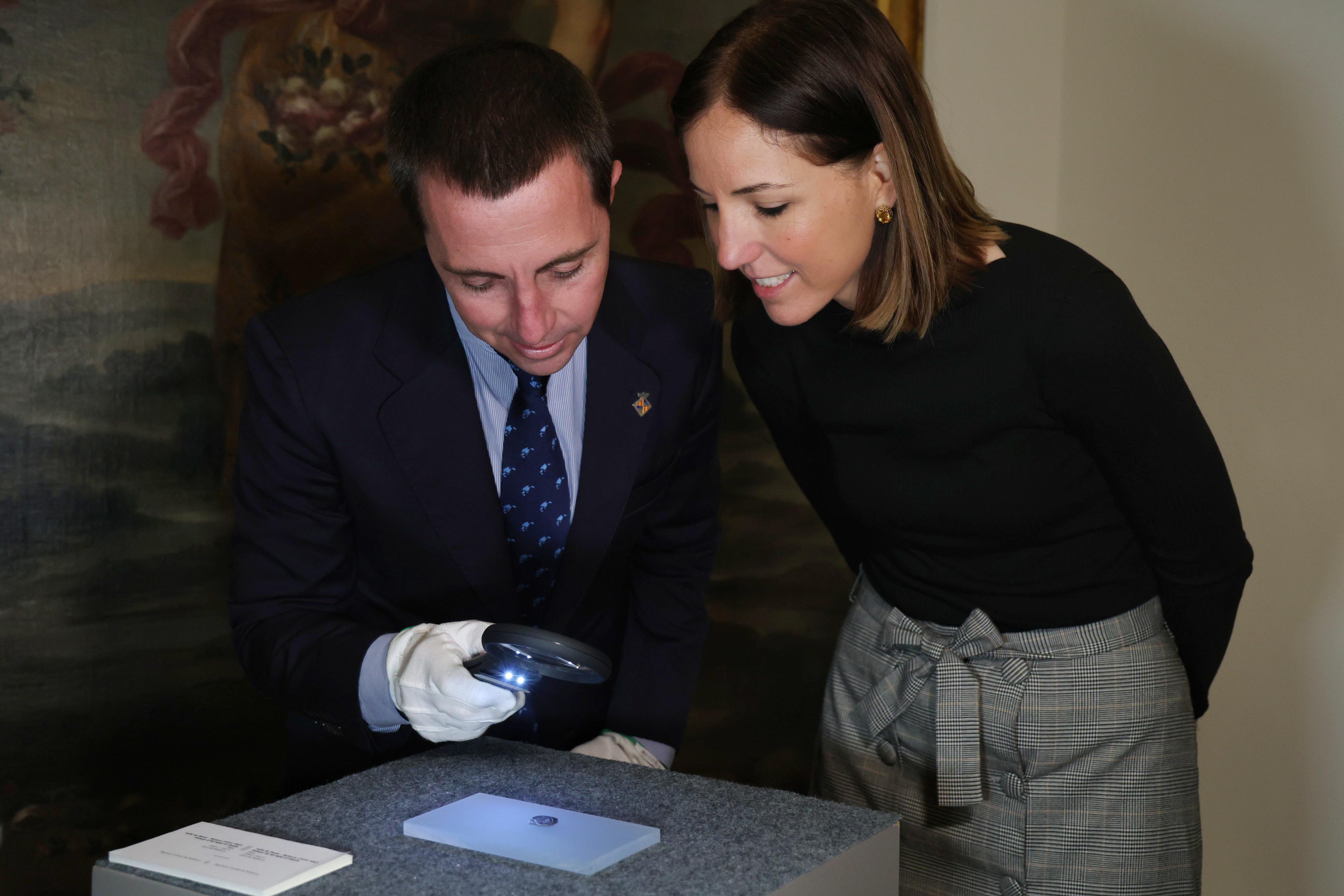 D'esquerra a dreta: el president del Consell de Mallorca, Llorenç Galmés i la vicepresidenta i consellera de Cultura i Patrimoni, Antònia Roca al Museu de Mallorca