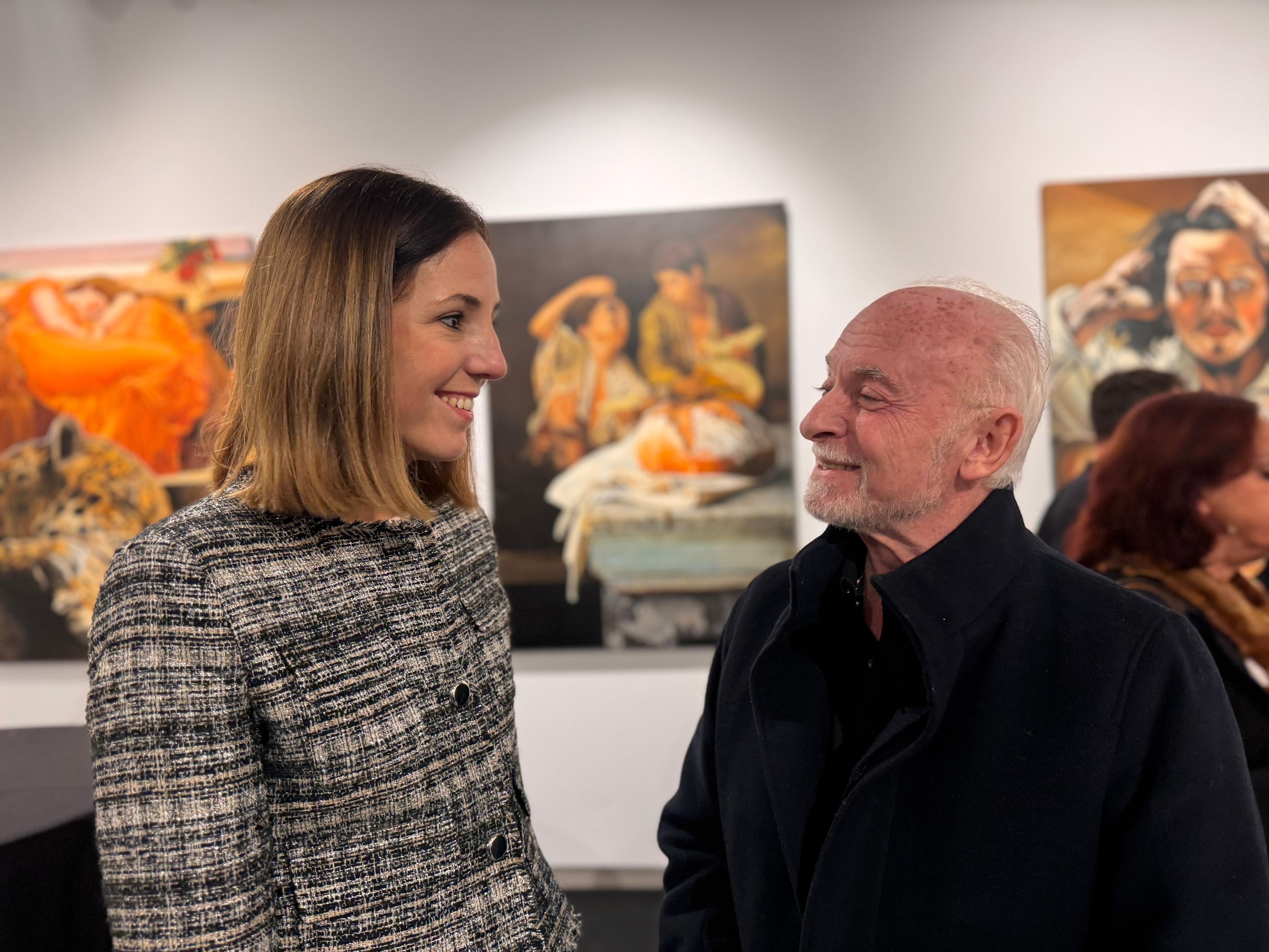 La vicepresidenta del Consell de Mallorca, Antònia Roca i el pintor Portaolaya durant la inauguració