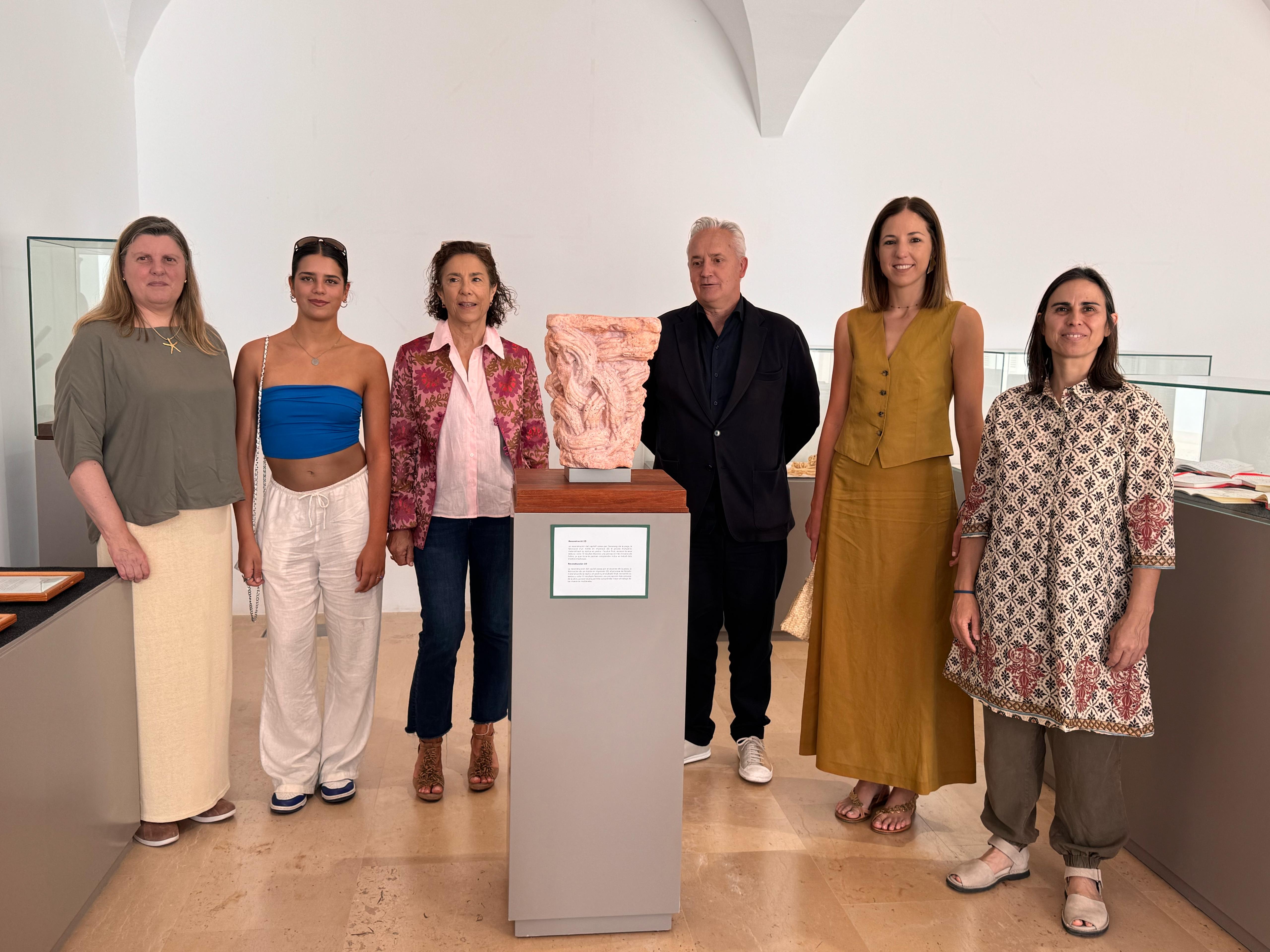 Imatge de la inauguració de l'exposició «Del Gòtic al futur: la transformació digital d’un capitell del Museu de Mallorca»