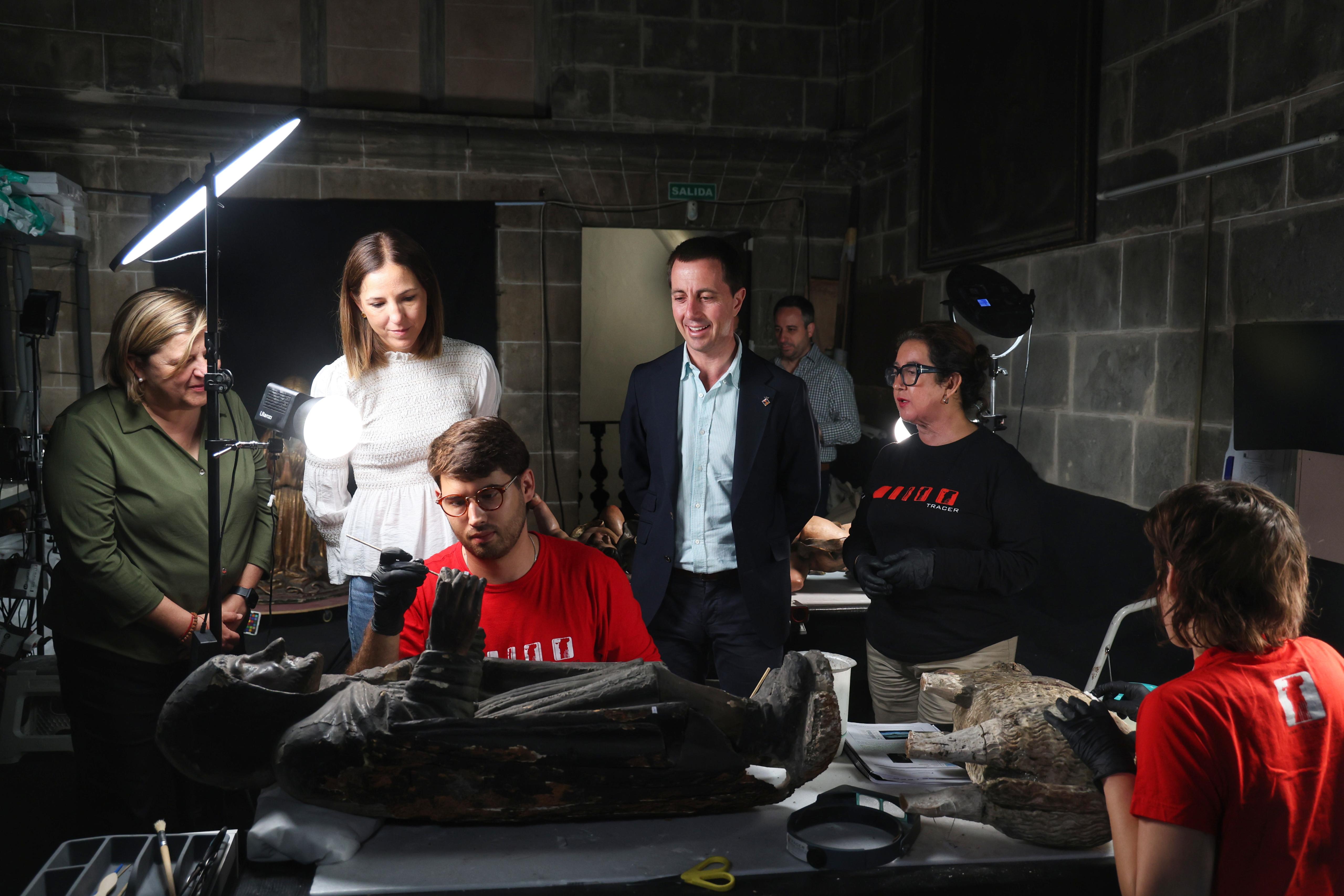 Visita del presidente del Consell de Mallorca, Llorenç Galmés, y la vicepresidenta y consellera de Cultura y Patrimonio, Antònia Roca a la restauración del Betlem de la Sang
