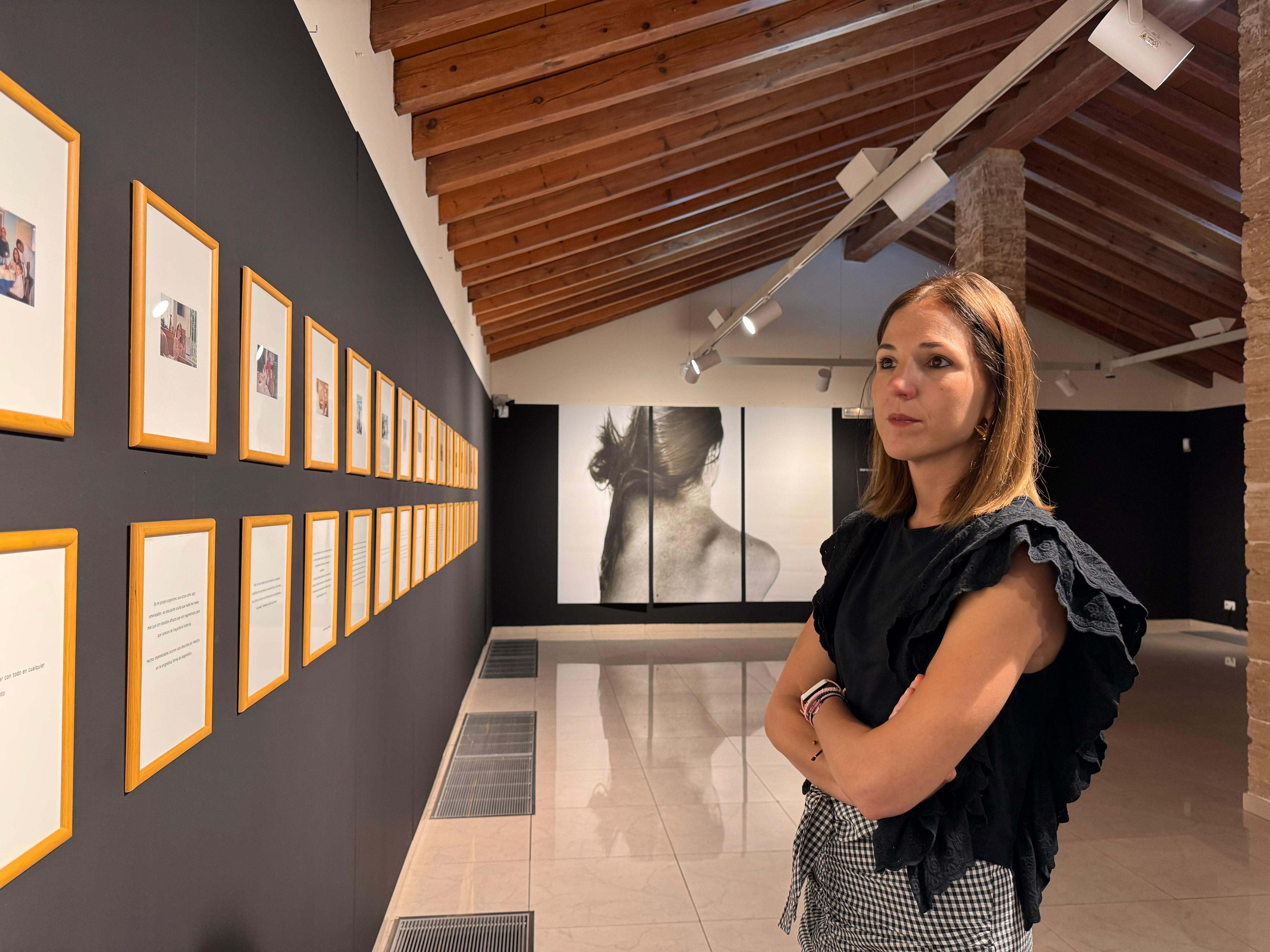 La vicepresidenta y consellera de Cultura y Patrimonio, Antònia Roca, en la exposición «Cualquier cosa puede acabar con todo en cualquier momento», de Marina Planas