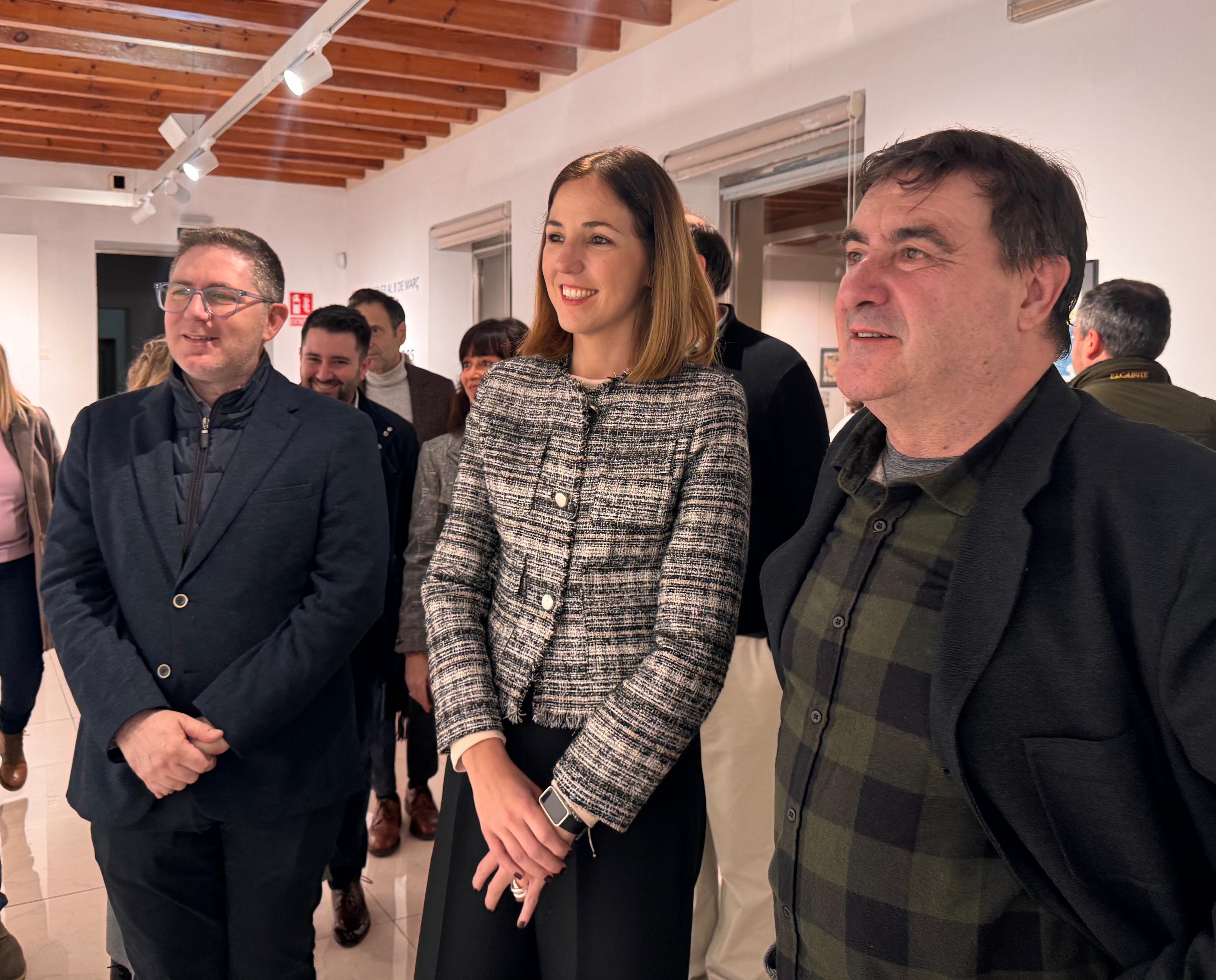 El director insular de Cultura, Guillem Ginard, la vicepresidenta del Consell de Mallorca, Antònia Roca, i l'il·lustrador Bibi