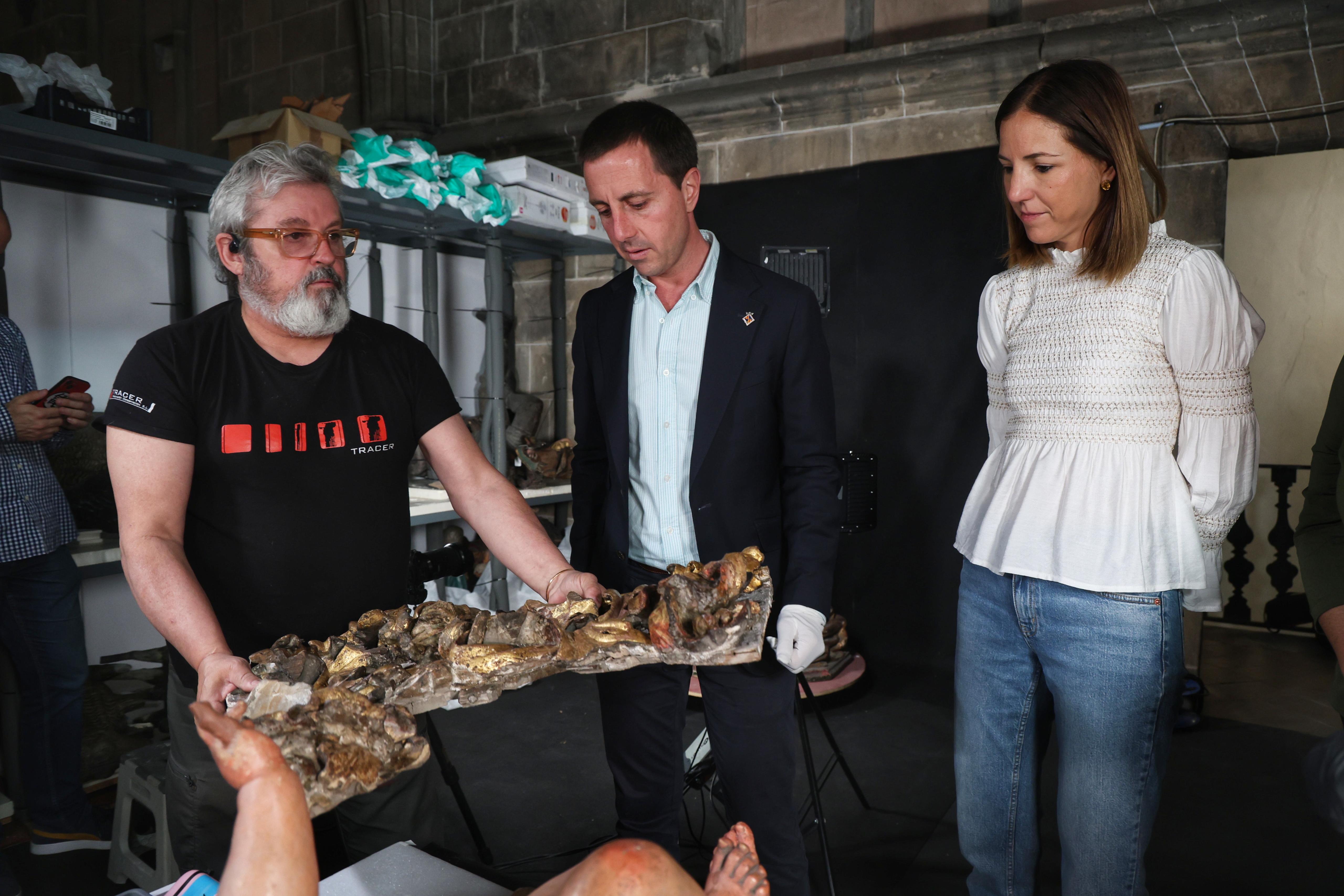 Visita del presidente del Consell de Mallorca, Llorenç Galmés, y la vicepresidenta y consellera de Cultura y Patrimonio, Antònia Roca a la restauración del Betlem de la Sang