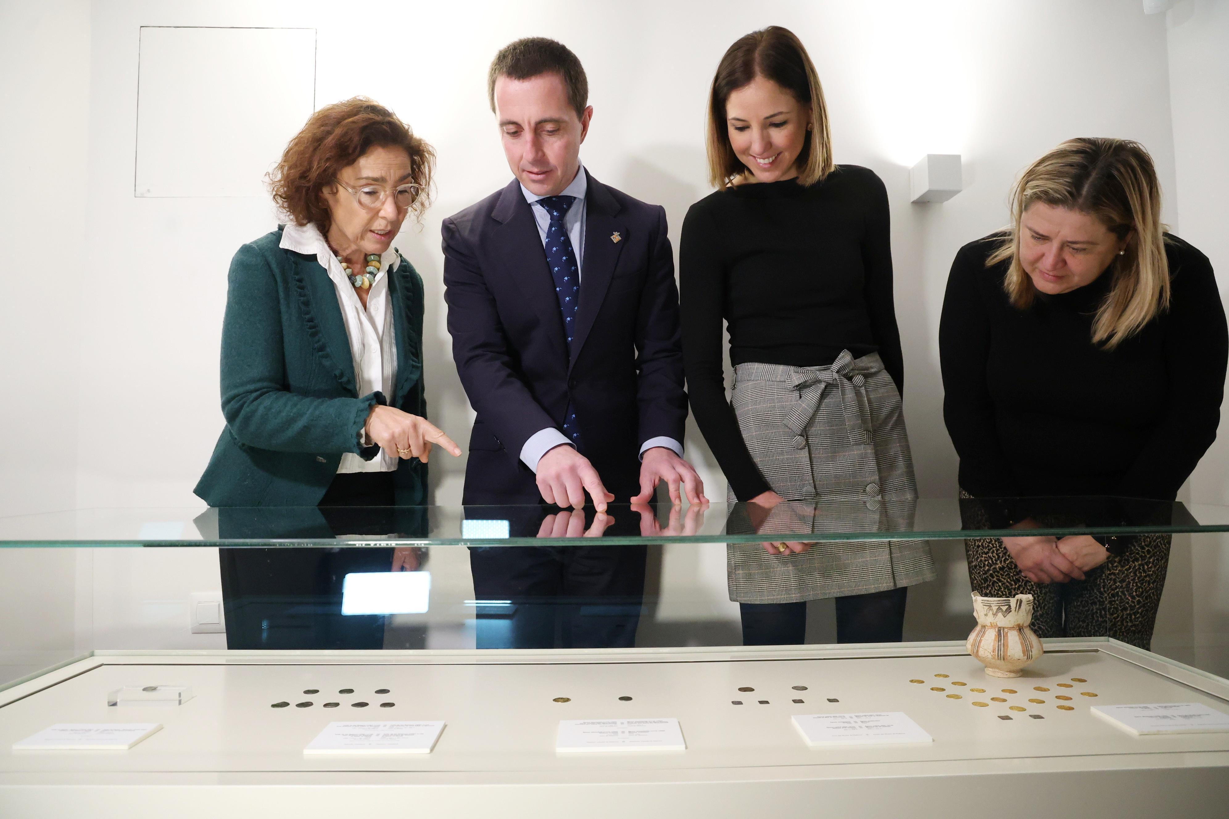 D'esquerra a dreta: la directora del Museu de Mallorca, Maria Gràcia Salvà; el president del Consell de Mallorca, Llorenç Galmés; la vicepresidenta i consellera de Cultura i Patrimoni, Antònia Roca i la directora insular de Patrimoni, Maribel Arnau al Museu de Mallorca