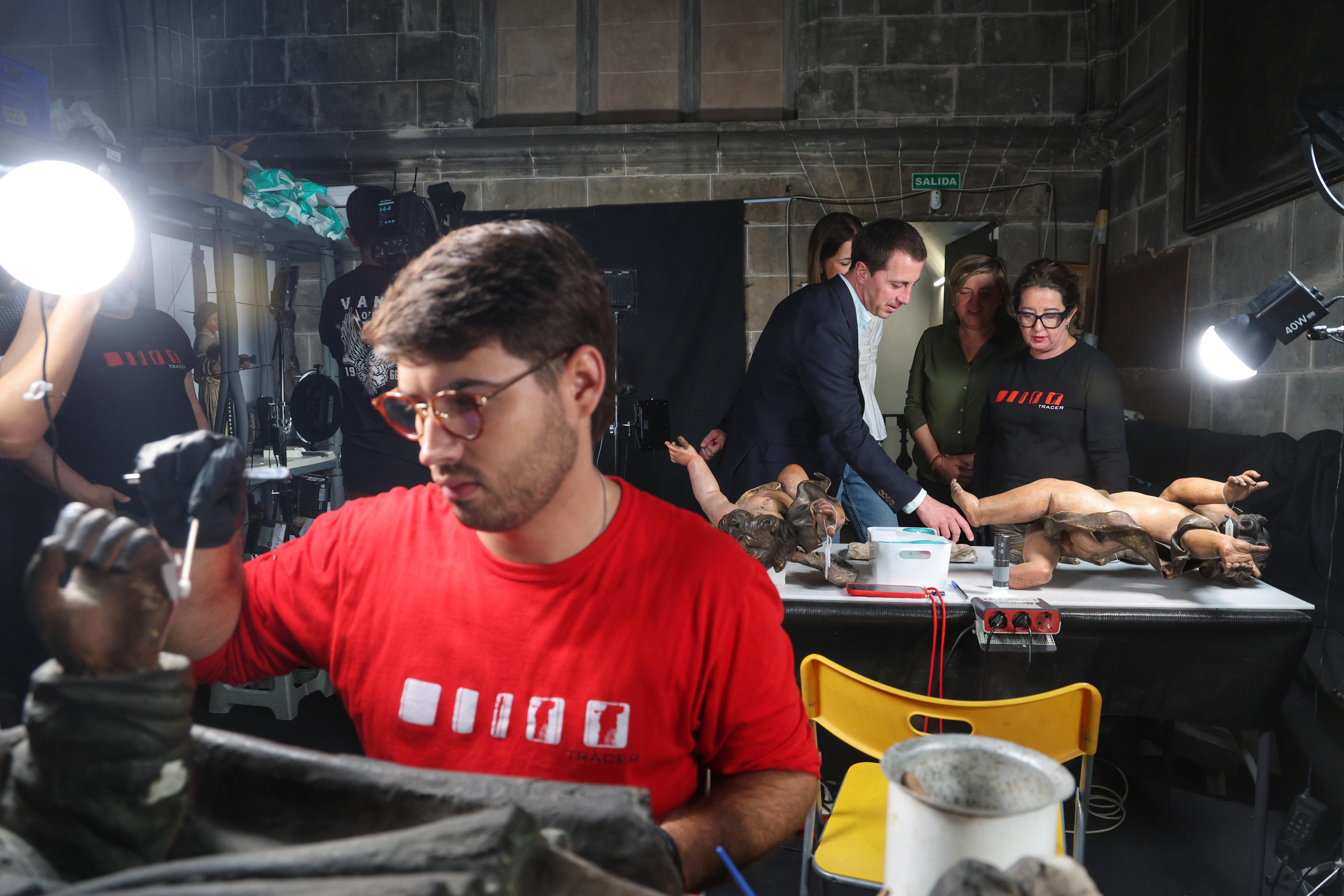 Visita del presidente del Consell de Mallorca, Llorenç Galmés, y la vicepresidenta y consellera de Cultura y Patrimonio, Antònia Roca a la restauración del Betlem de la Sang