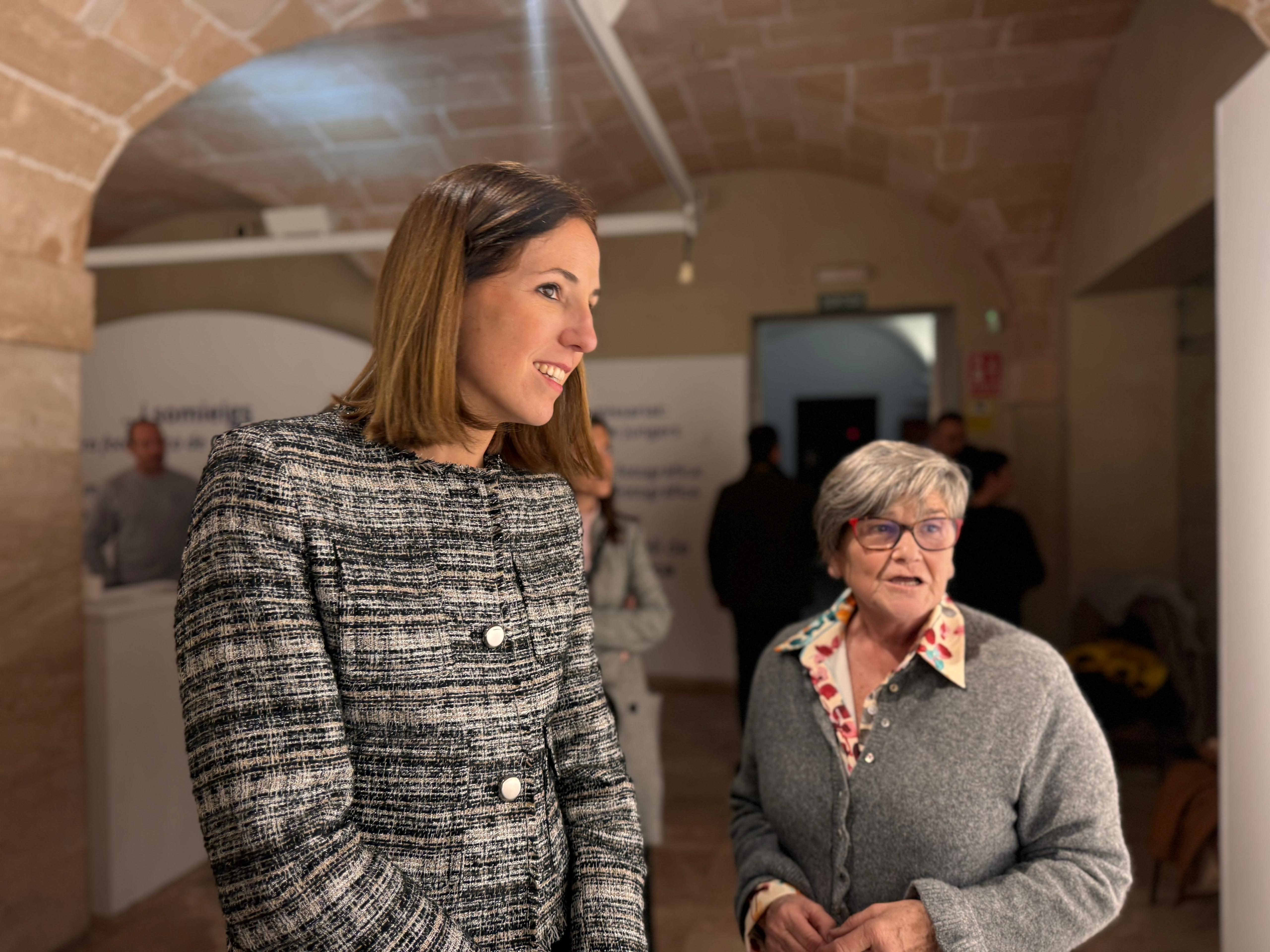 La vicepresidenta del Consell de Mallorca, Antònia Roca, i Catalina Ginard durant la inuguració