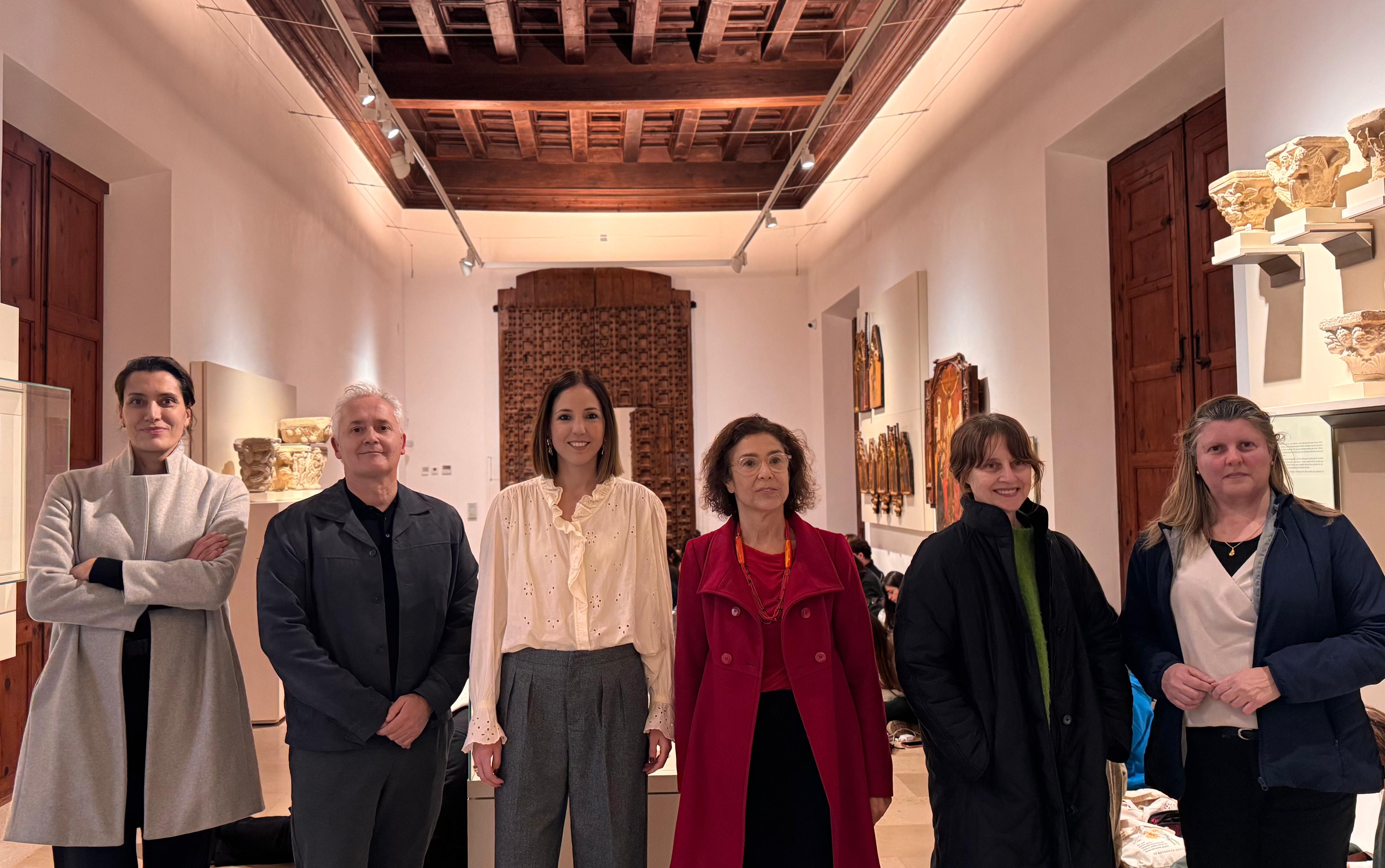 La vicepresidenta del Consell de Mallorca y consellera de Cultura y Patrimonio, Antònia Roca, en el Museo de Mallorca durante la presentación del proyecto conjunto con la escuela de de Bellas Artes ADEMA