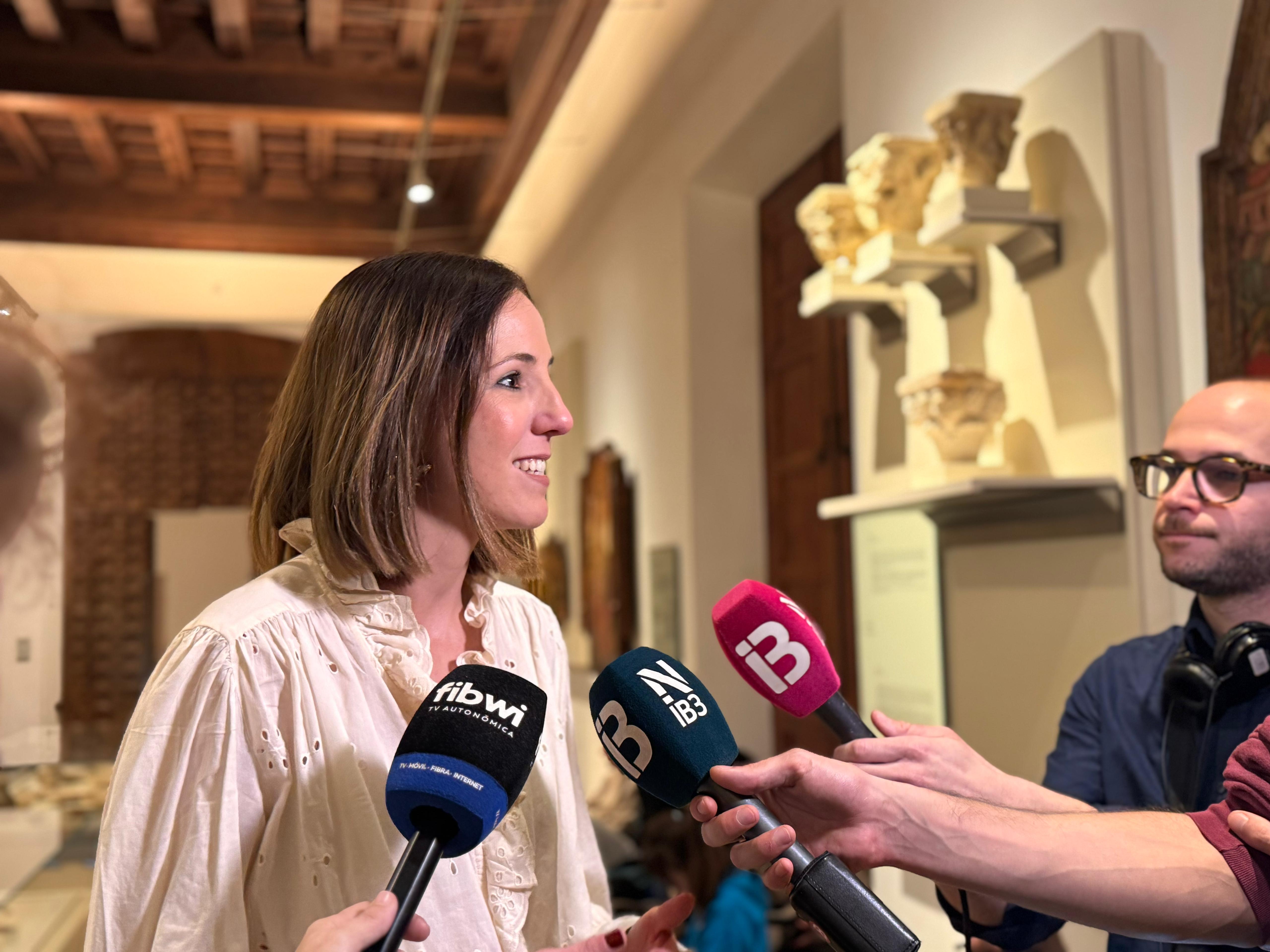 La vicepresidenta del Consell de Mallorca y consellera de Cultura y Patrimonio, Antònia Roca, en el Museo de Mallorca durante la presentación del proyecto conjunto con la escuela de de Bellas Artes ADEMA