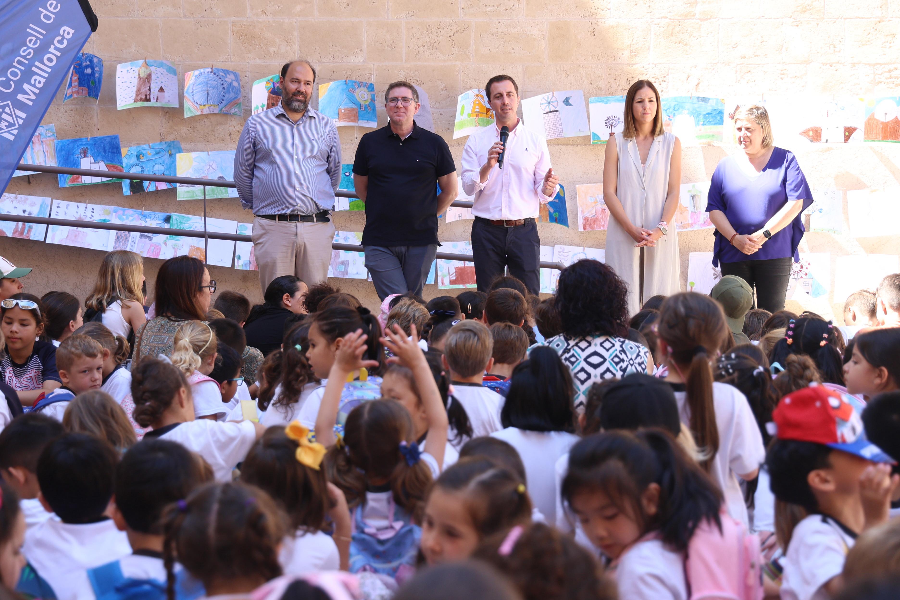 Imatge durant l'acte d'entrega de premis del concurs «Dibuixa el teu molí» a La Misericòrdia