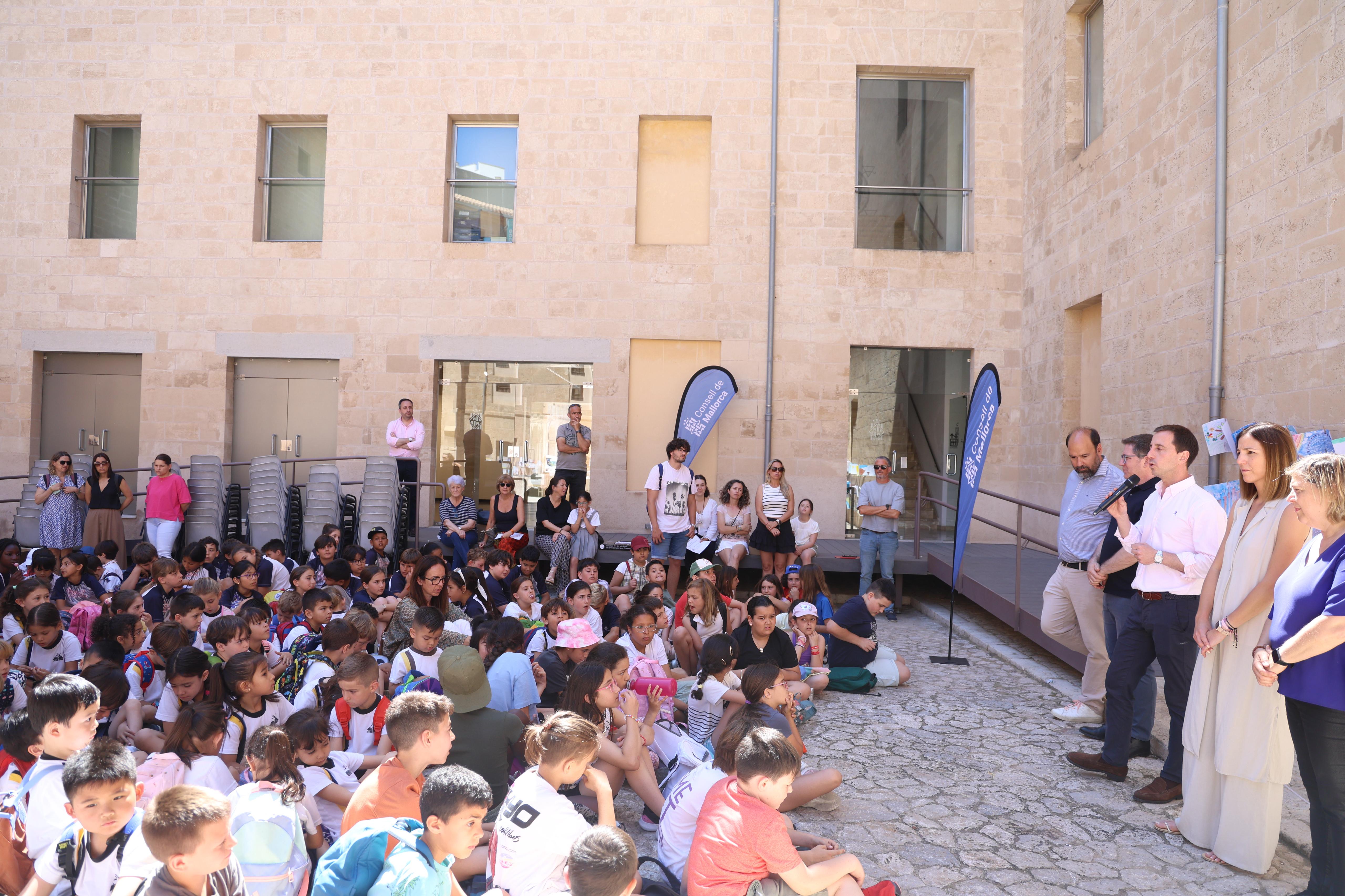 Imatge durant l'acte d'entrega de premis del concurs «Dibuixa el teu molí» a La Misericòrdia
