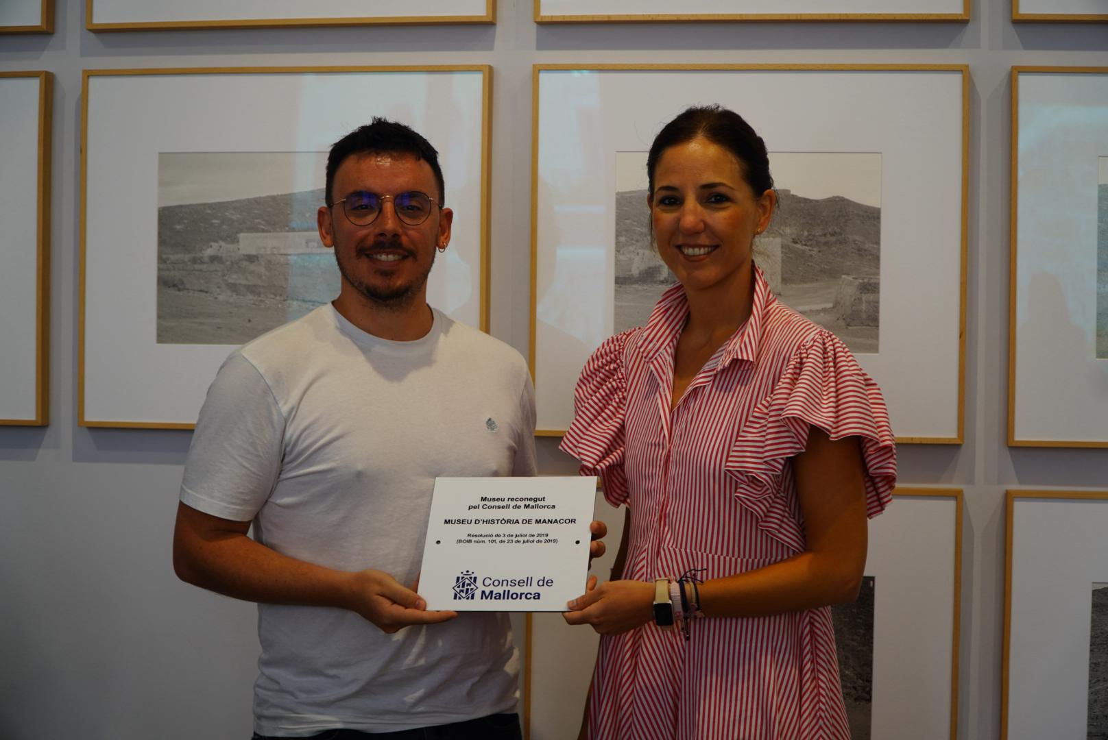 Entrega de plaques acreditatives de museus 