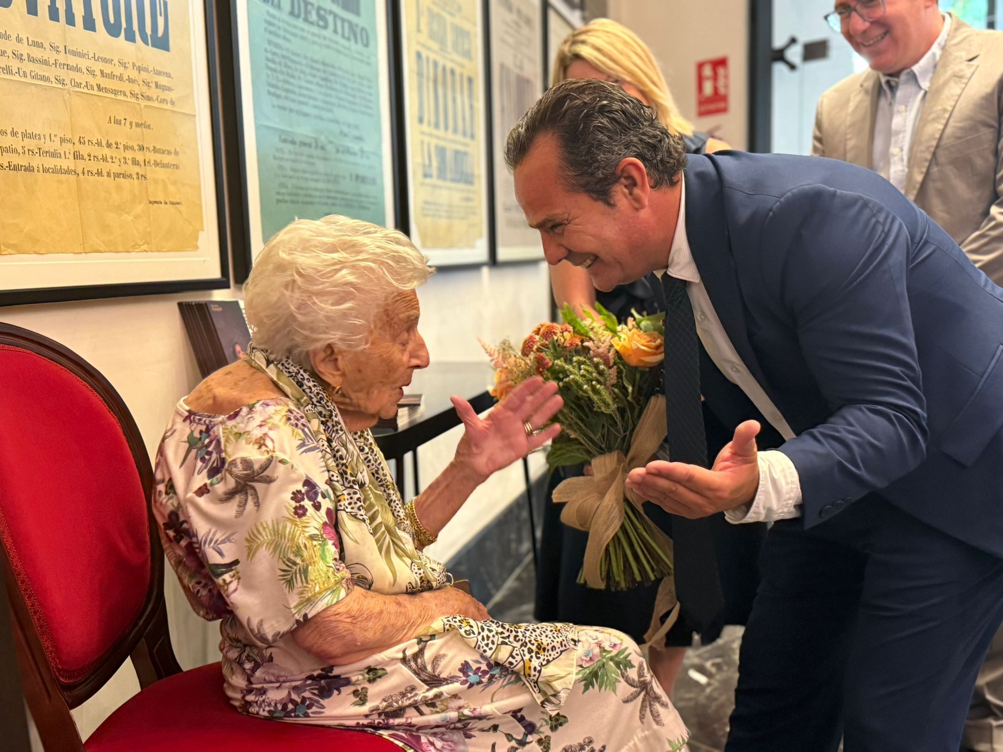 De dreta a esquerra: el conseller de Presidència, Toni Fuster i Maria del Carme Capó