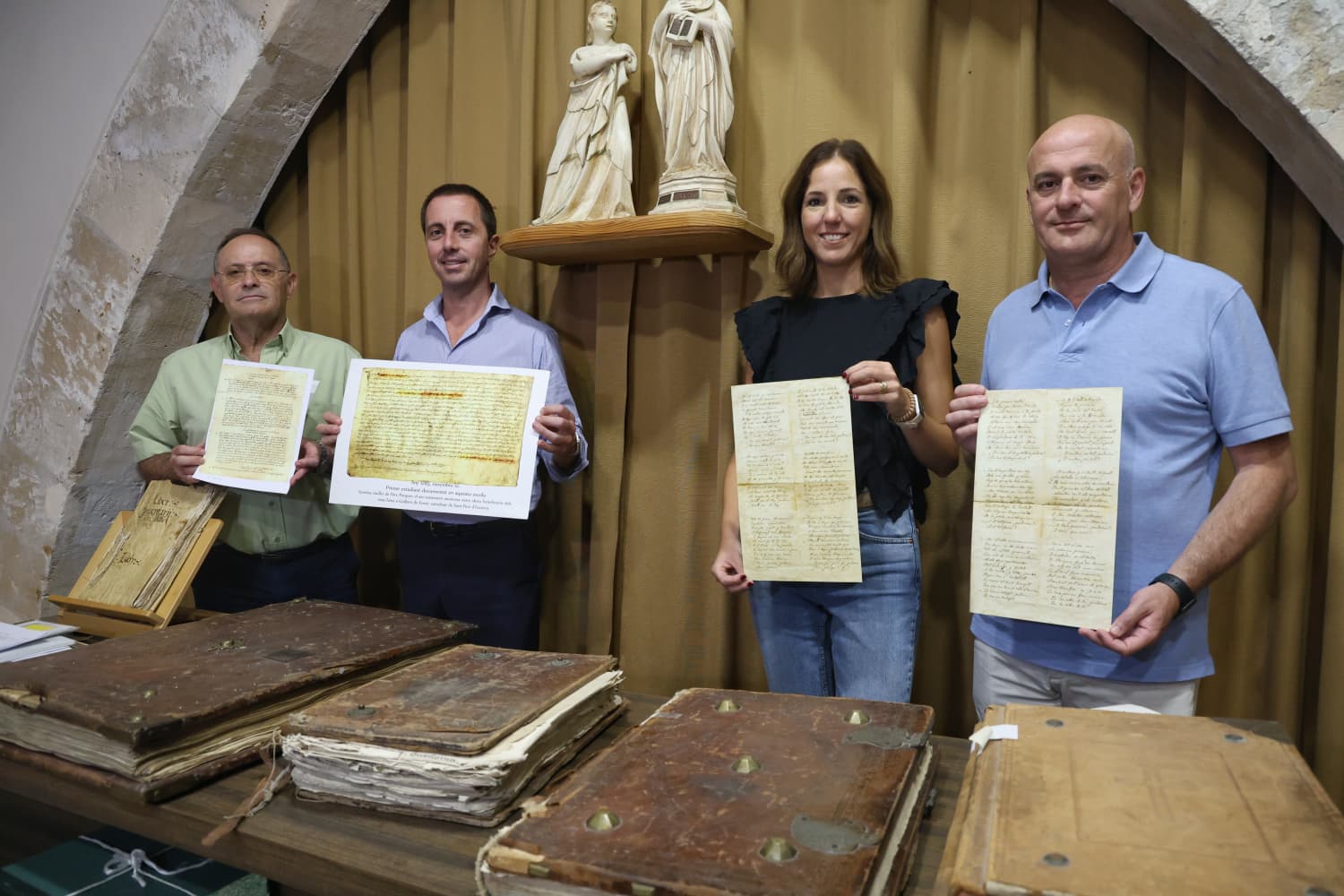 Visita del president del Consell de Mallorca, Llorenç Galmés i la vicepresidenta i consellera de Cultura i Patrimoni, Antònia Roca a l’arxiu històric del Santuari de Lluc