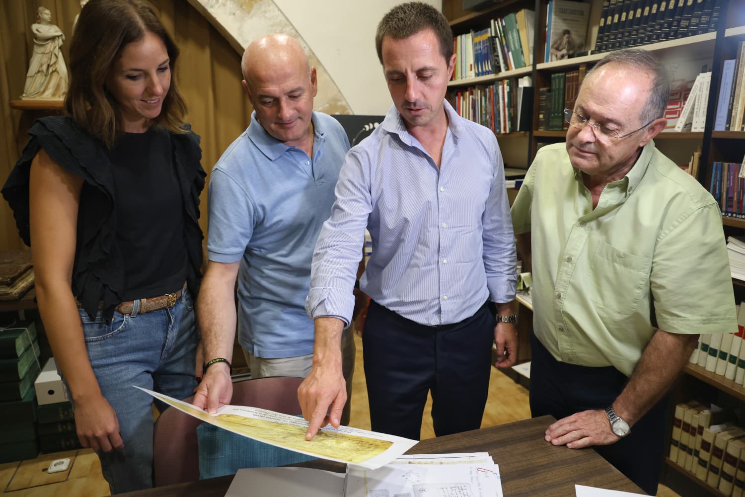 Visita del president del Consell de Mallorca, Llorenç Galmés i la vicepresidenta i consellera de Cultura i Patrimoni, Antònia Roca a l’arxiu històric del Santuari de Lluc