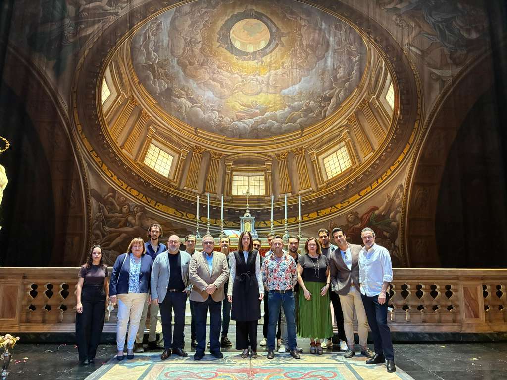 La vicepresidenta del Consell de Mallorca y consejera de Cultura y Patrimonio, Antònia Roca con el equipo artístico que representará Tosca en el Teatro Principal de Palma