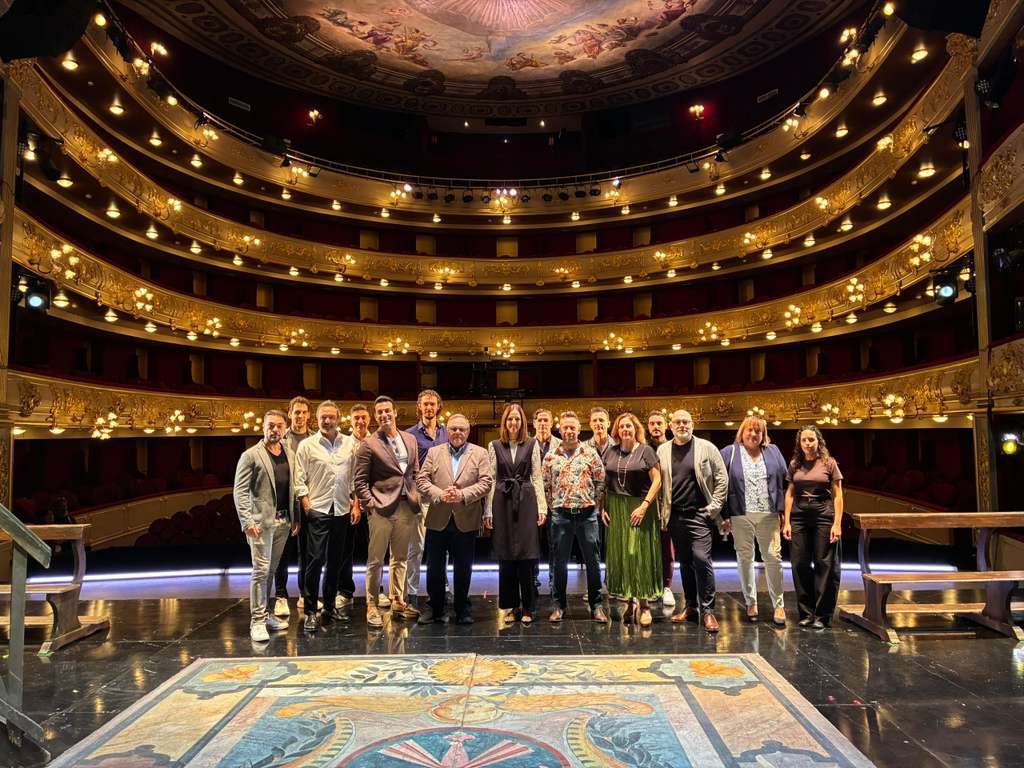 La vicepresidenta del Consell de Mallorca y consejera de Cultura y Patrimonio, Antònia Roca con el equipo artístico que representará Tosca en el Teatro Principal de Palma