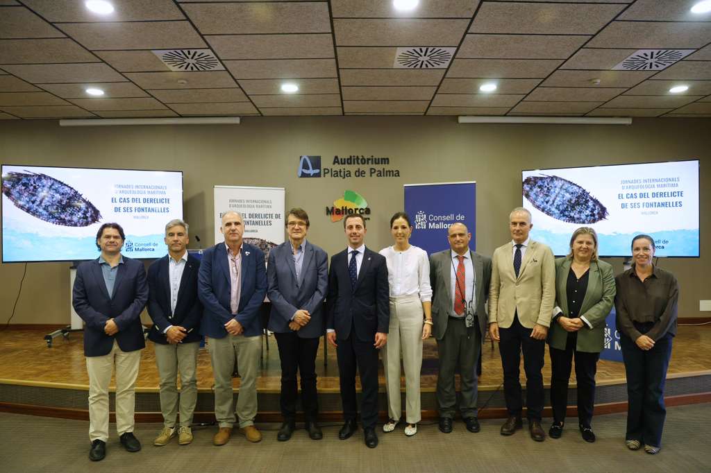 El presidente del Consell de Mallorca, Llorenç Galmés y la vicepresidenta, Antònia Roca con el equipo científico