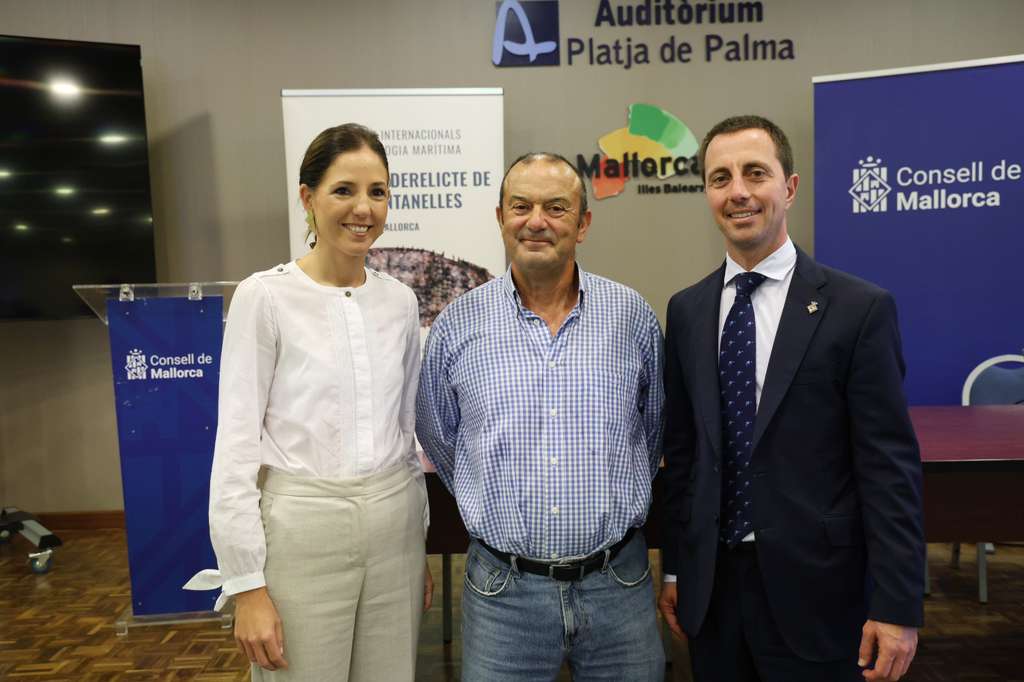 El presidente del Consell de Mallorca, Llorenç Galmés y la vicepresidenta, Antònia Roca con Félix Alarcón, vecino que descubrió el pecio