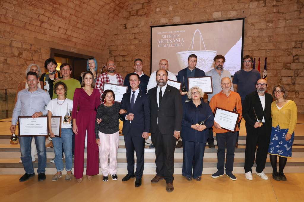 Galardonados y jurado de los Premios Artesanía de Mallorca 2025