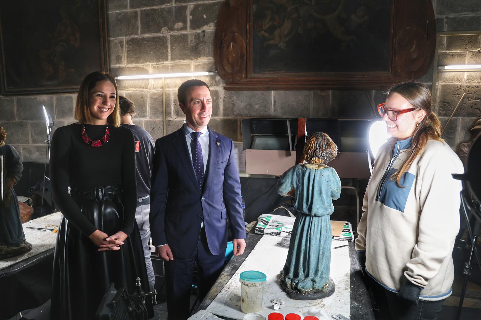El presidente del Consell de Mallorca, Llorenç Galmés y la vicepresidenta, Antònia Roca, en el taller de restauración