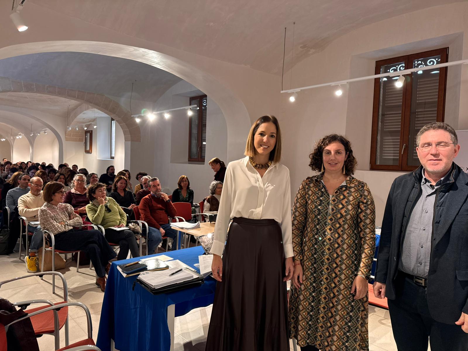 La vicepresidenta, Antònia Roca; Catalina Quetglas, cap de servei de Biblioteques i Arxius; i el director insular de Cultura Guillem Ginard