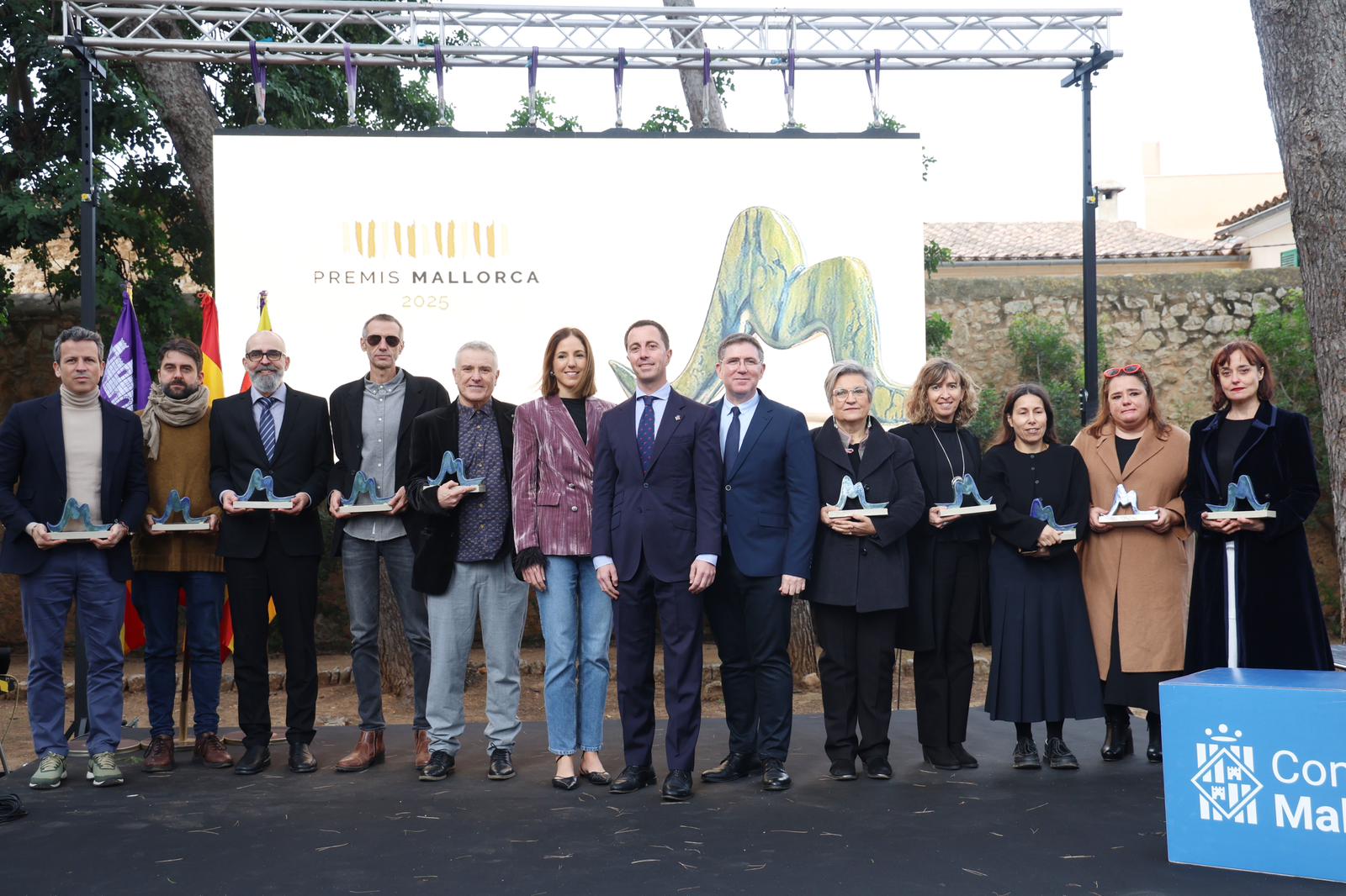 El president del Consell de Mallorca, Llorenç Galmés , la vicepresidenta, Antònia Roca i el director insular de Cultura, Guillem Ginard amb tots els guardonats