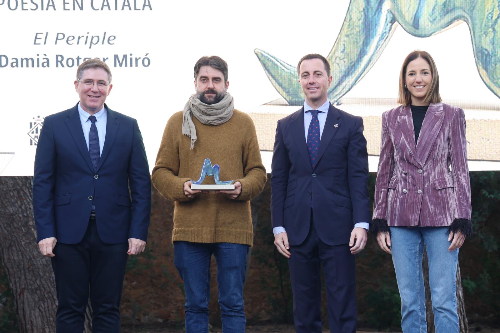El presidente del Consell de Mallorca, Llorenç Galmés , la vicepresidenta, Antònia Roca y el director insular de Cultura, Guillem Ginard con los galardornados