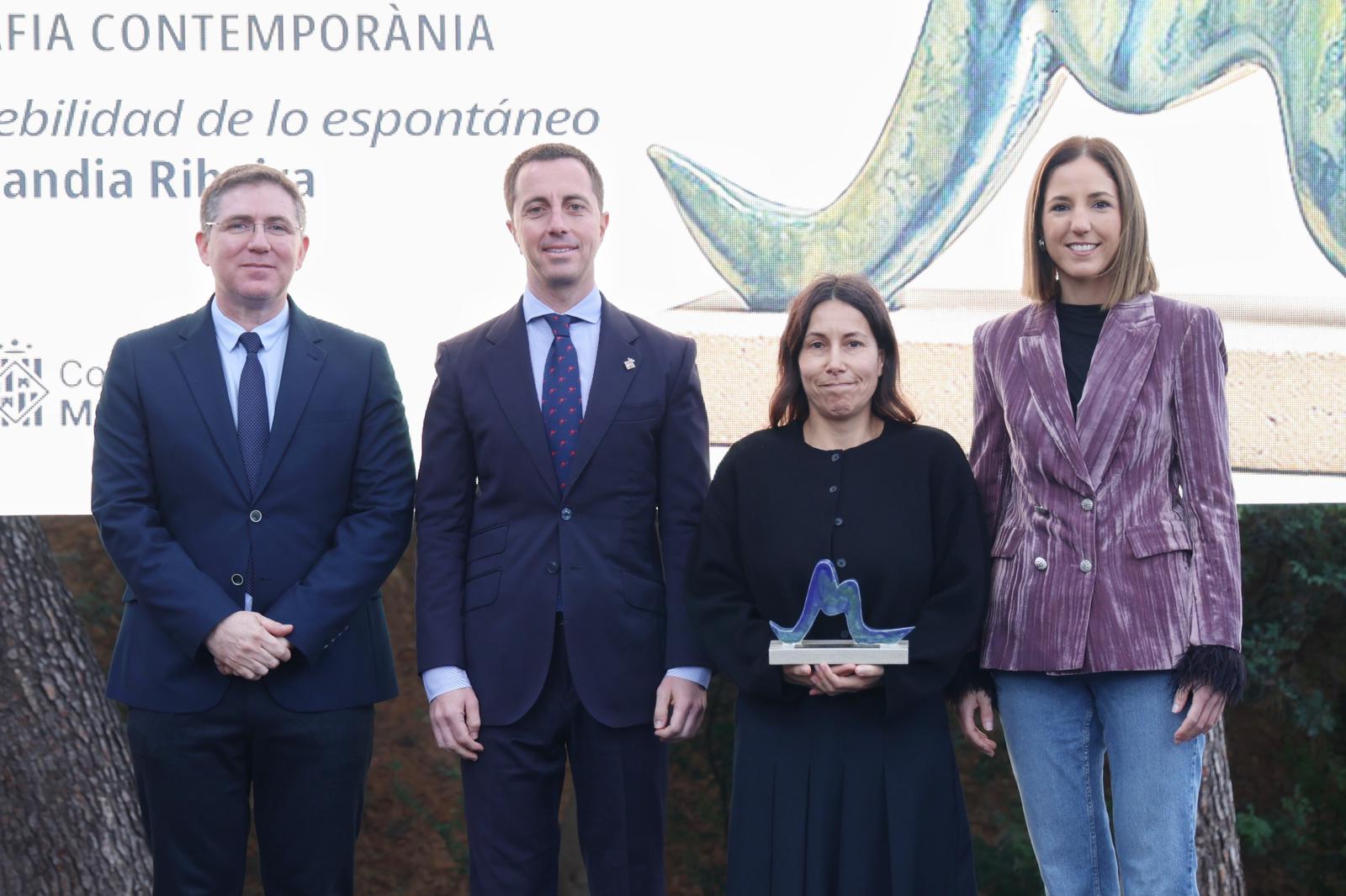 El presidente del Consell de Mallorca, Llorenç Galmés , la vicepresidenta, Antònia Roca y el director insular de Cultura, Guillem Ginard con los galardornados