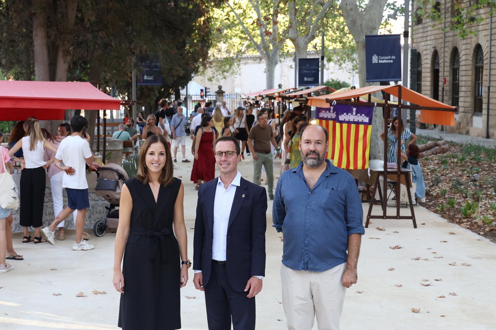 D'esquerra a dreta: la vicepresidenta del Consell de Mallorca, Antònia Roca, el president del Consell de Mallorca, Llorenç Galmés i el director insular d'Artesania, Pere Ferrer