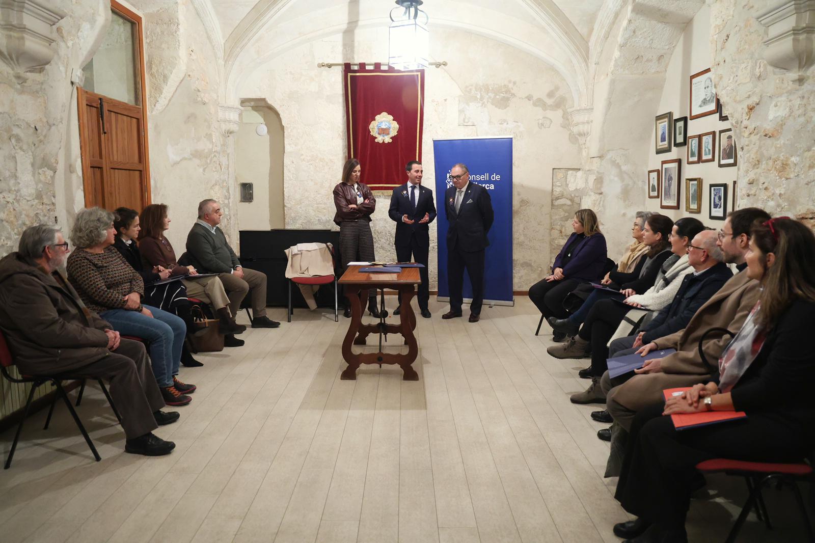 De izquierda a derecha: la vicepresidenta del Consell de Mallorca, Antònia Roca; el presidente del Consell de Mallorca, Llorenç Galmés y el alcalde de Muro, Miquel Porquer con el Consell Assessor de Patrimoni Cultural Immaterial