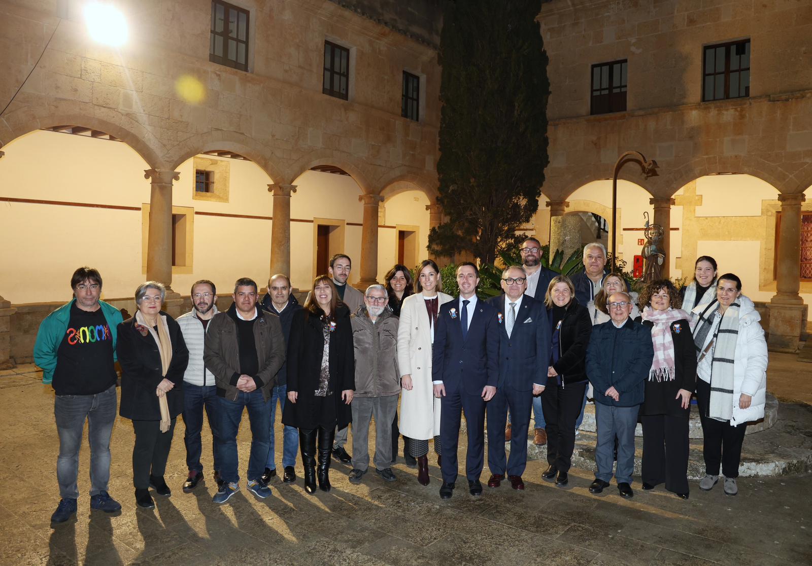 Foto de grupo en el claustro de Santa Ana de Muro