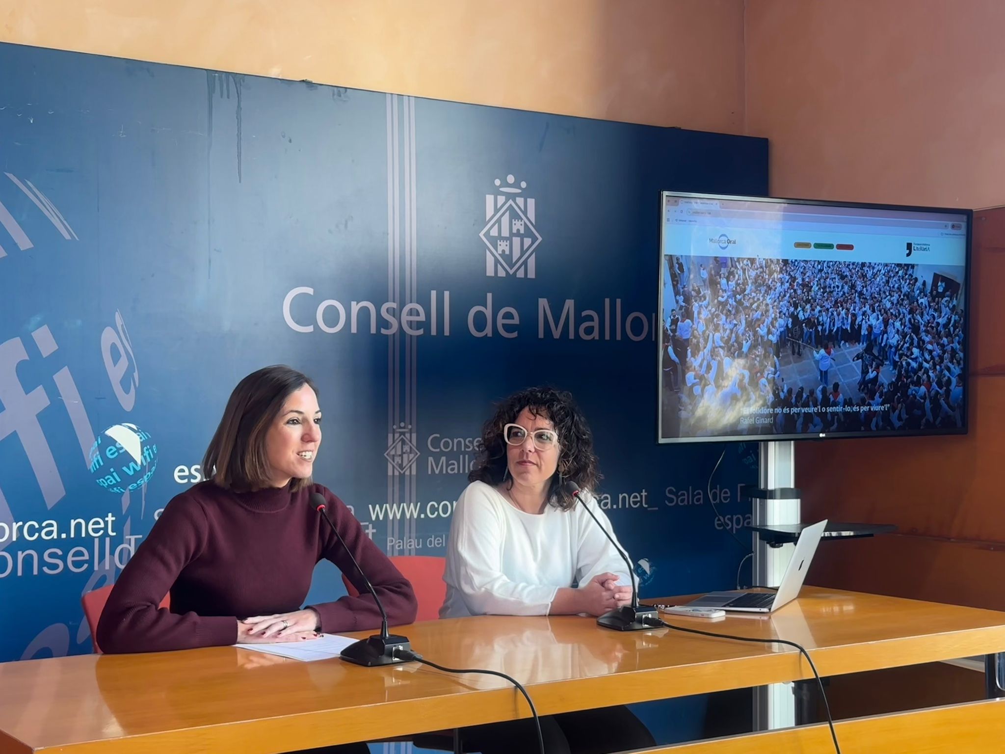 De izquierda a derecha: la vicepresidenta y consejera de Cultura y Patrimonio, Antònia Roca y la jefa de área de actividades Museos y Proyectos, Joana Serra