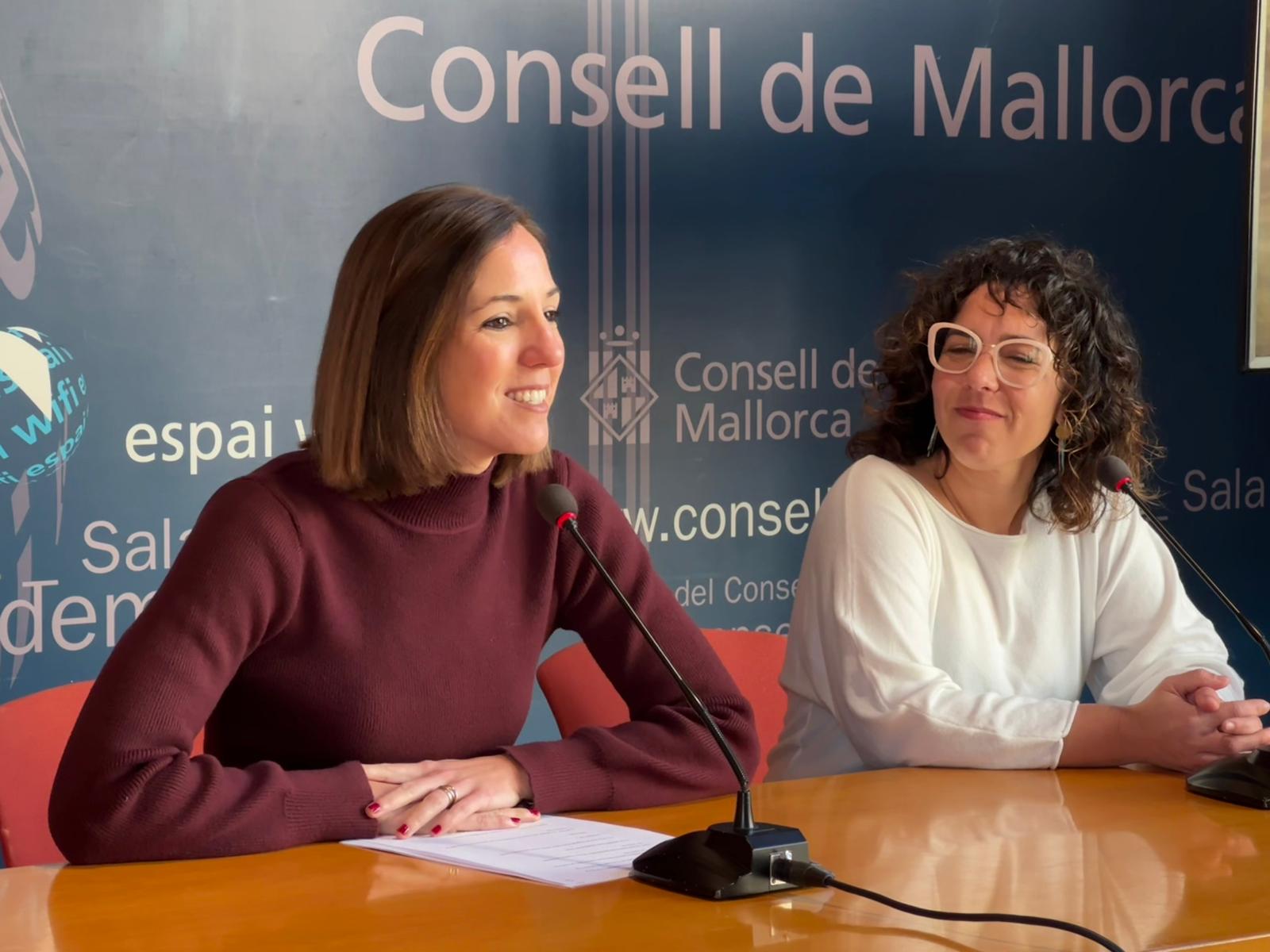 De izquierda a derecha: la vicepresidenta y consejera de Cultura y Patrimonio, Antònia Roca y la jefa de área de actividades Museos y Proyectos, Joana Serra