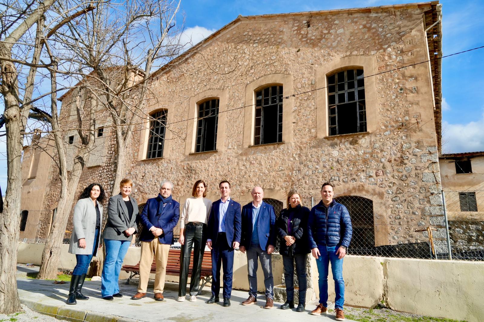 Visita del presidente del Consell de Mallorca, Llorenç Galmés; la vicepresidenta, Antònia Roca y el consejero de Hacienda y Función Pública, Rafel Bosch a Sa Fàbrica Nova de Sóller