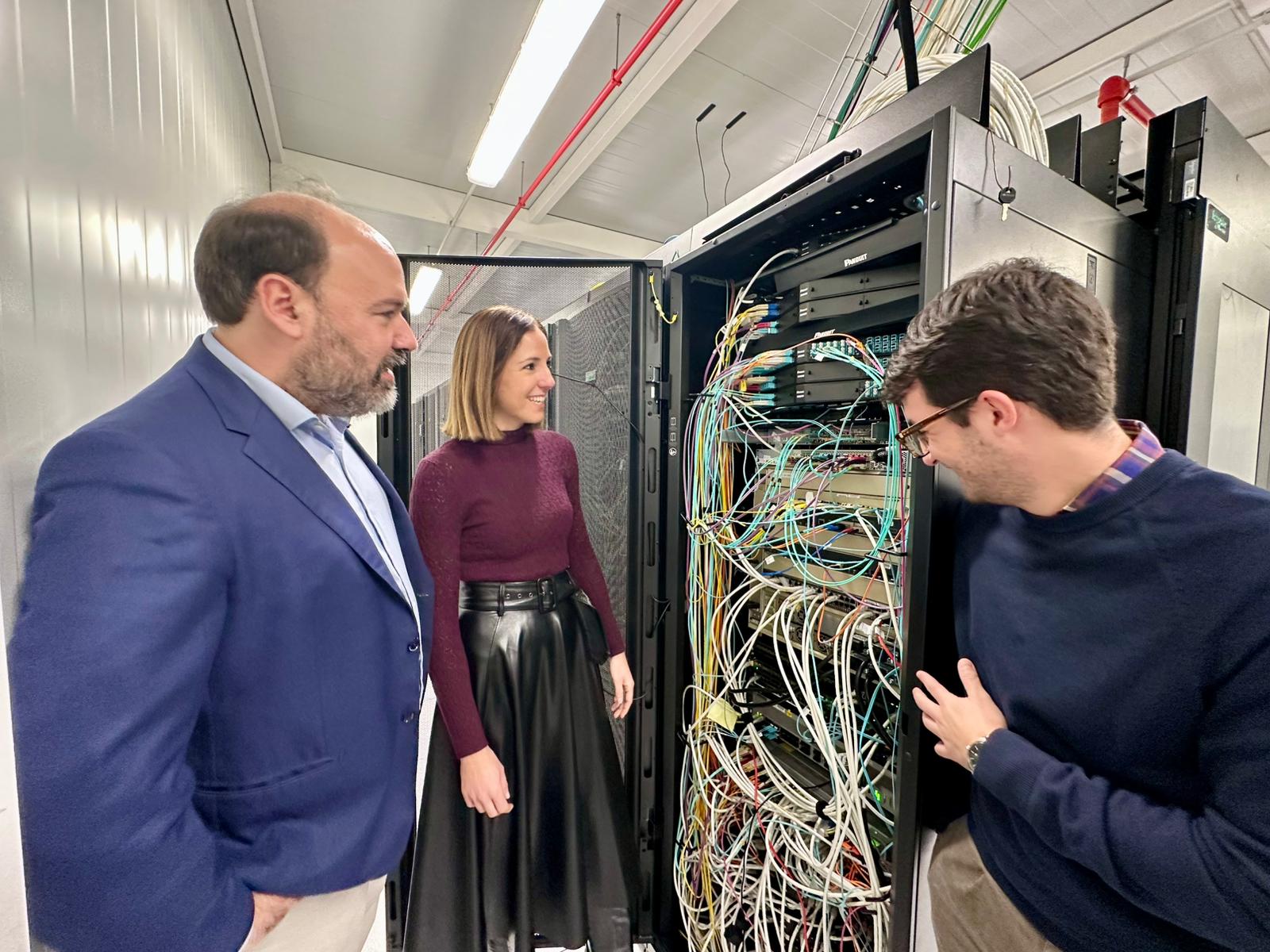 El director insular de Artesanía, Pere Ferrer y vicepresidenta y consejera de Cultura y Patrimonio, Antònia Roca.