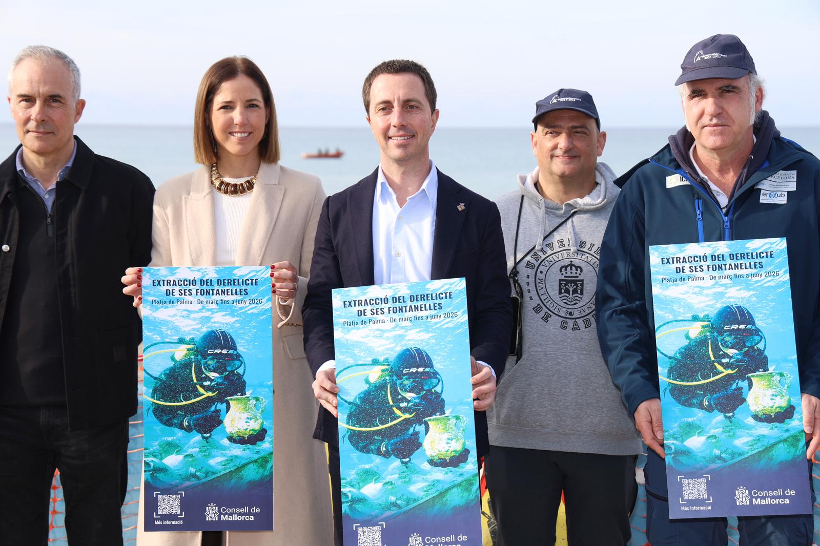 Inici de l'operatiu de l'extracció del derelicte de ses Fontanelles.