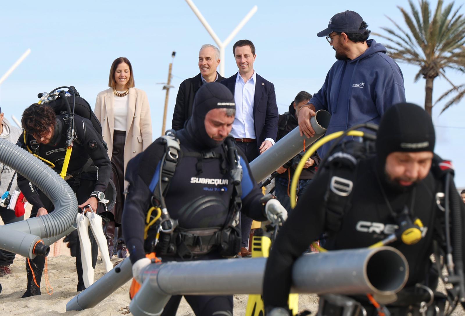 Inici de l'operatiu de l'extracció del derelicte de ses Fontanelles.