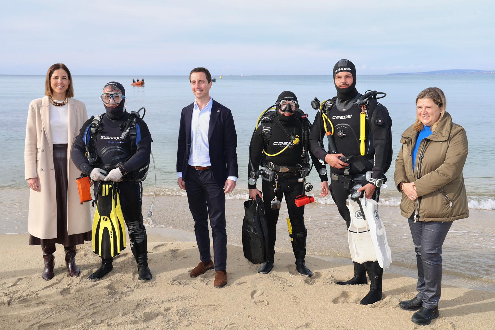 Inici de l'operatiu de l'extracció del derelicte de ses Fontanelles.