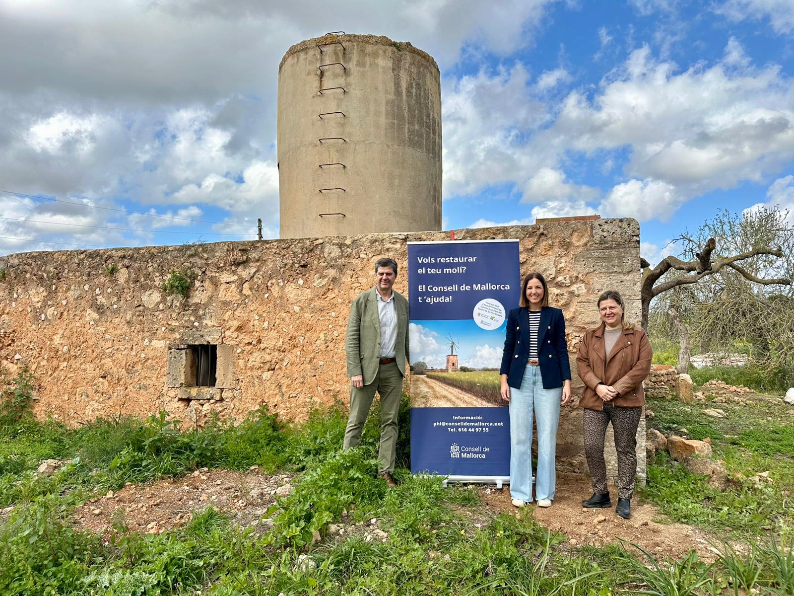 D'esquerra a dreta: el conseller de Turisme, Cultura i Esports del Govern de les Illes Balears, Jaume Bauzà; la vicepresidenta del Consell de Mallorca, Antònia Roca i la directora insular de Patrimoni, Isabel Arnau.