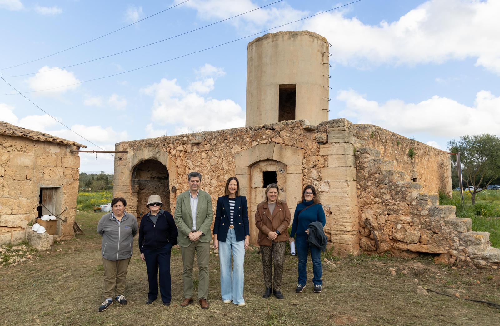 Visita al primer molí dels 11 projectes beneficiaris de la convocatòria d’ajuts del Consell de Mallorca als molins del Pla de Sant Jordi de 2024.