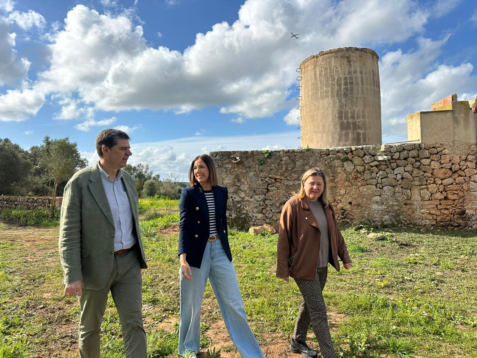 D'esquerra a dreta: el conseller de Turisme, Cultura i Esports del Govern de les Illes Balears, Jaume Bauzà; la vicepresidenta del Consell de Mallorca, Antònia Roca i la directora insular de Patrimoni, Isabel Arnau.