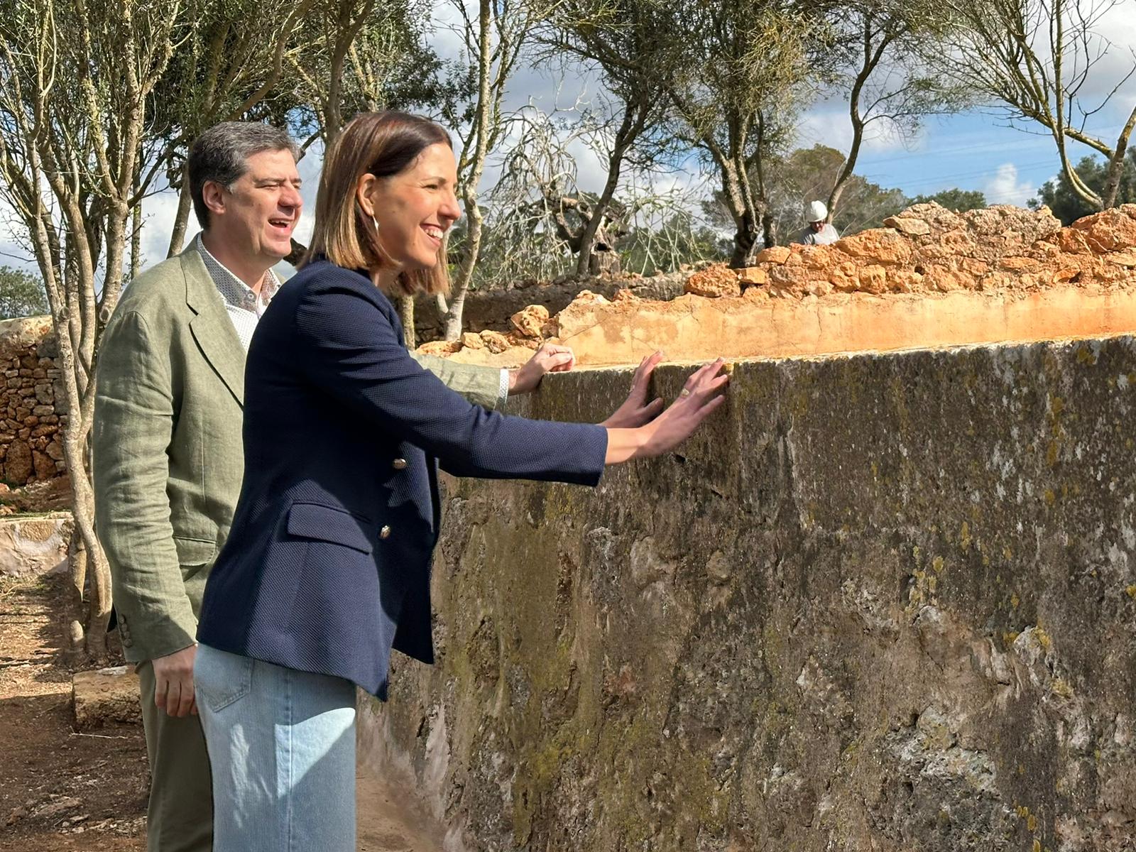 El conseller de Turisme, Cultura i Esports del Govern de les Illes Balears, Jaume Bauzà i la vicepresidenta del Consell de Mallorca, Antònia Roca .