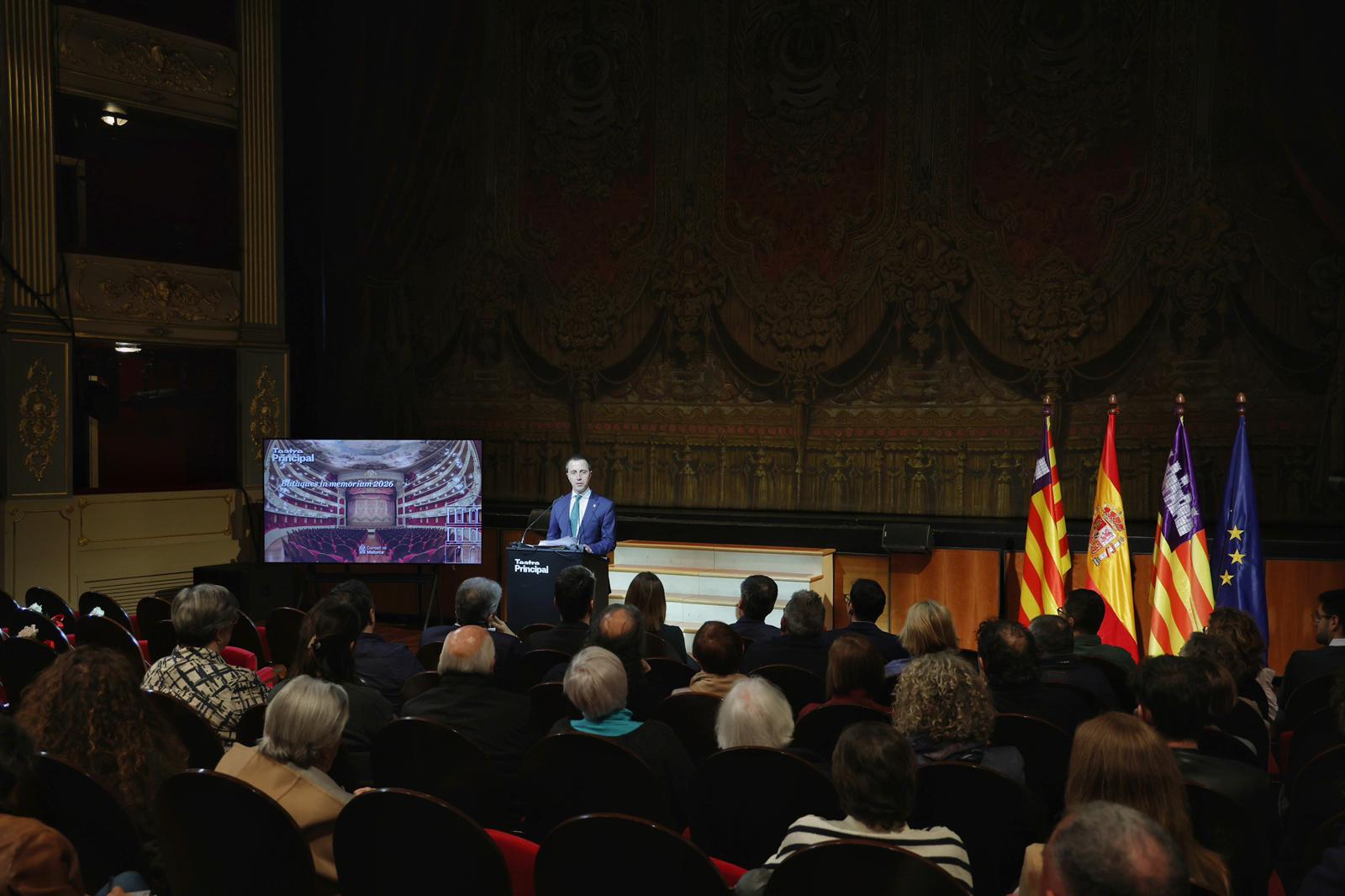 Acto de homenaje a catorce personalidades emblemáticas del mundo teatral y musical de Mallorca en el Teatro Principal de Palma.
