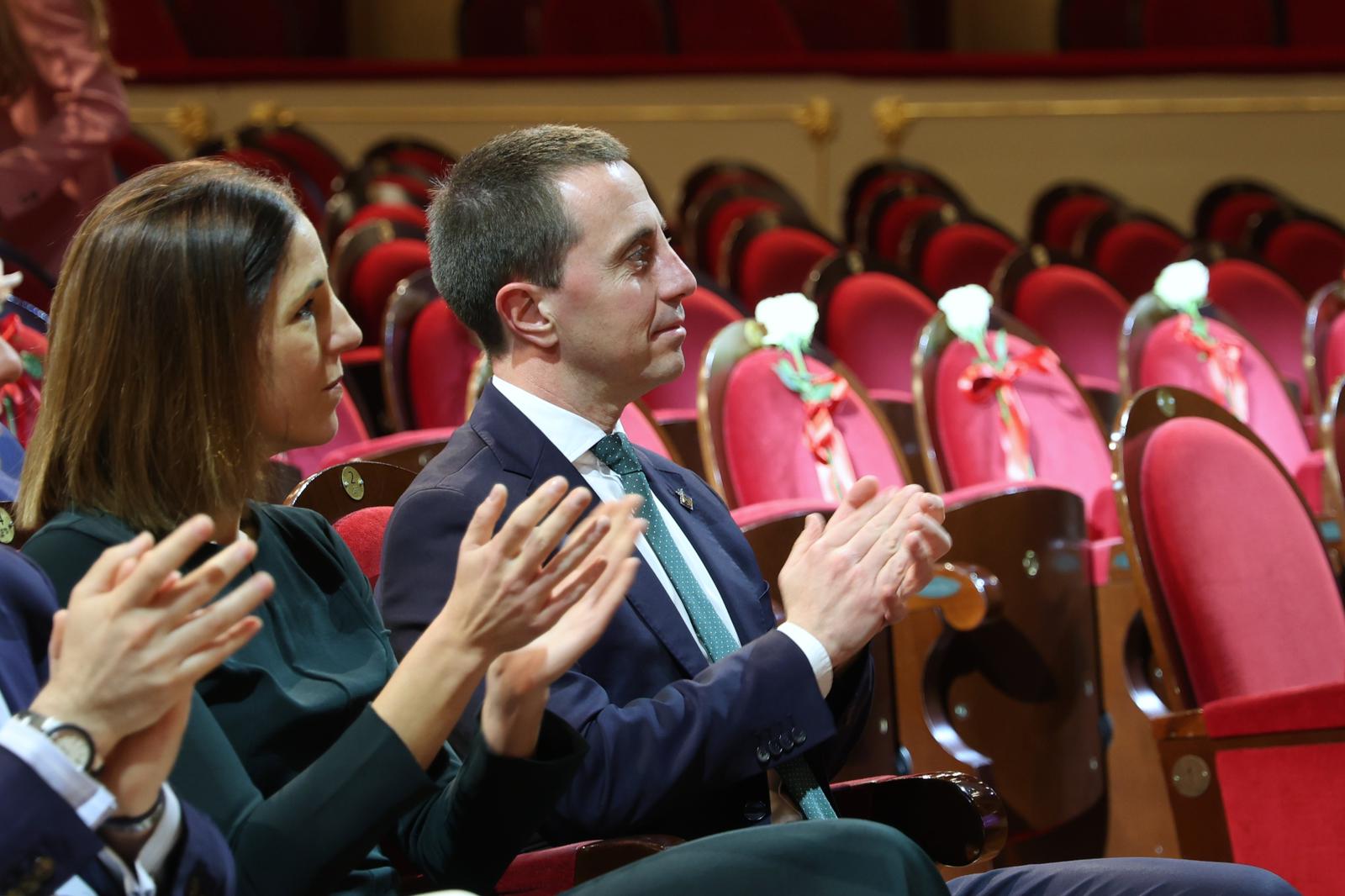 Acto de homenaje a catorce personalidades emblemáticas del mundo teatral y musical de Mallorca en el Teatro Principal de Palma.