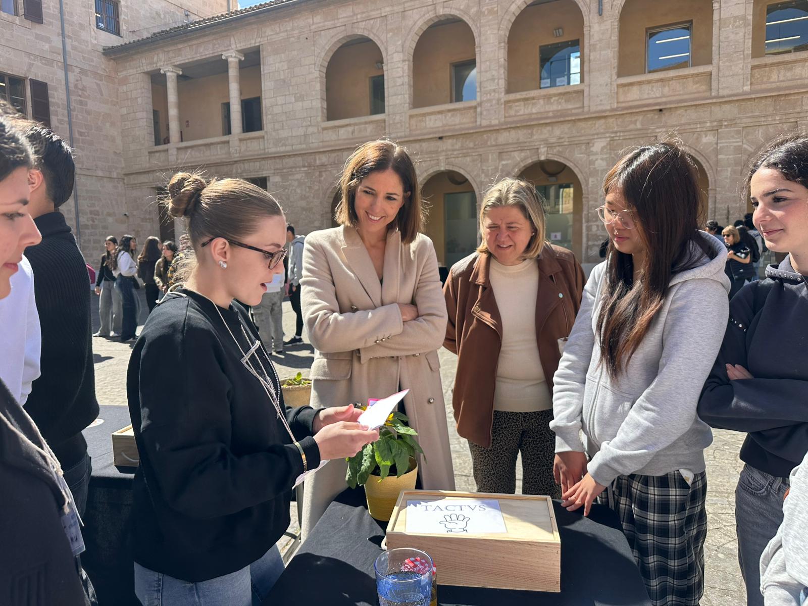 La vicepresidenta y consejera de Cultura y Patrimonio, Antònia Roca y la directora insular de Patrimonio, Maribel Arnau en el Festival de Cultura Clásica Maremagnum.