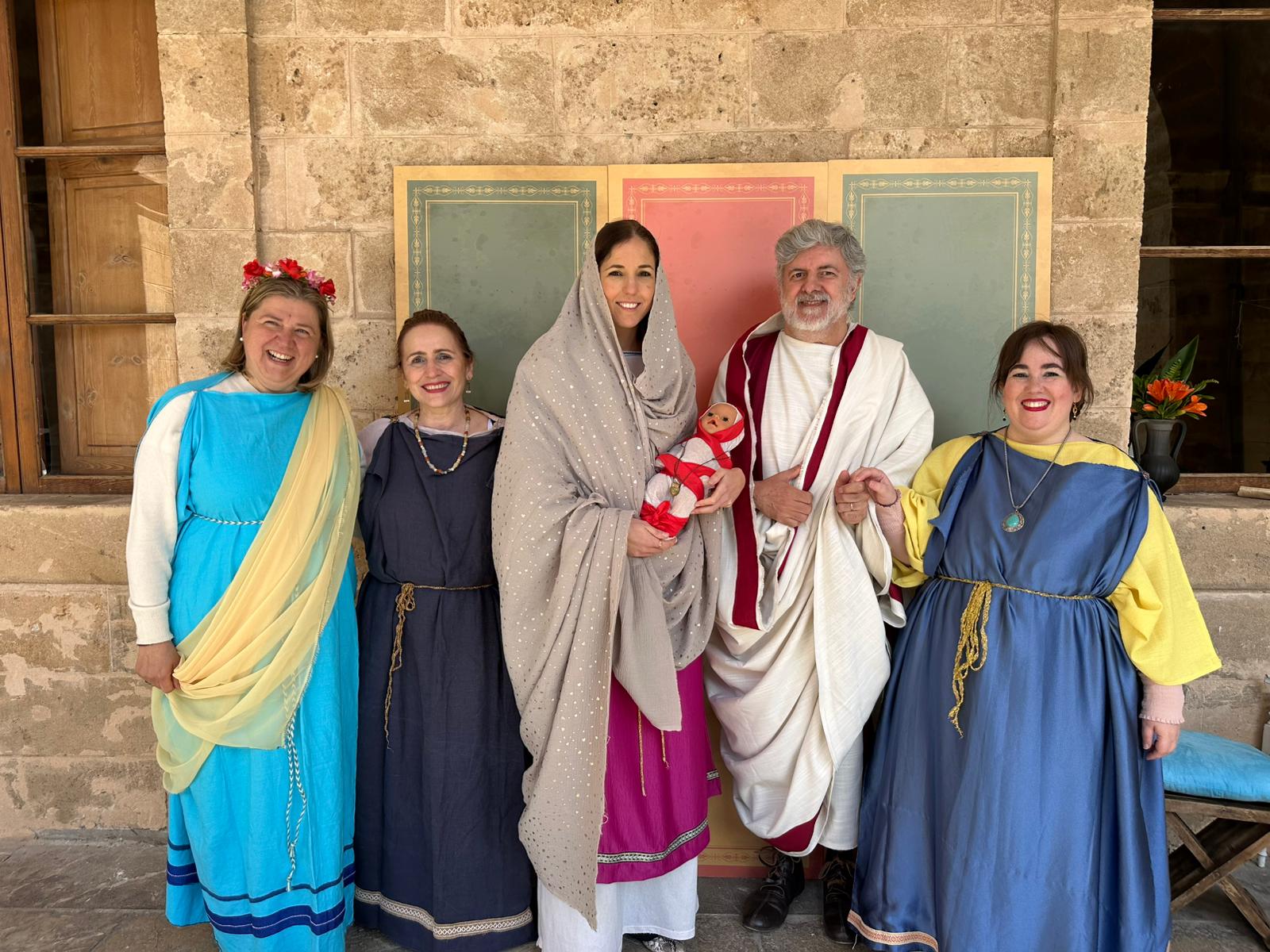La vicepresidenta y consejera de Cultura y Patrimonio, Antònia Roca y la directora insular de Patrimonio, Maribel Arnau en el Festival de Cultura Clásica Maremagnum.