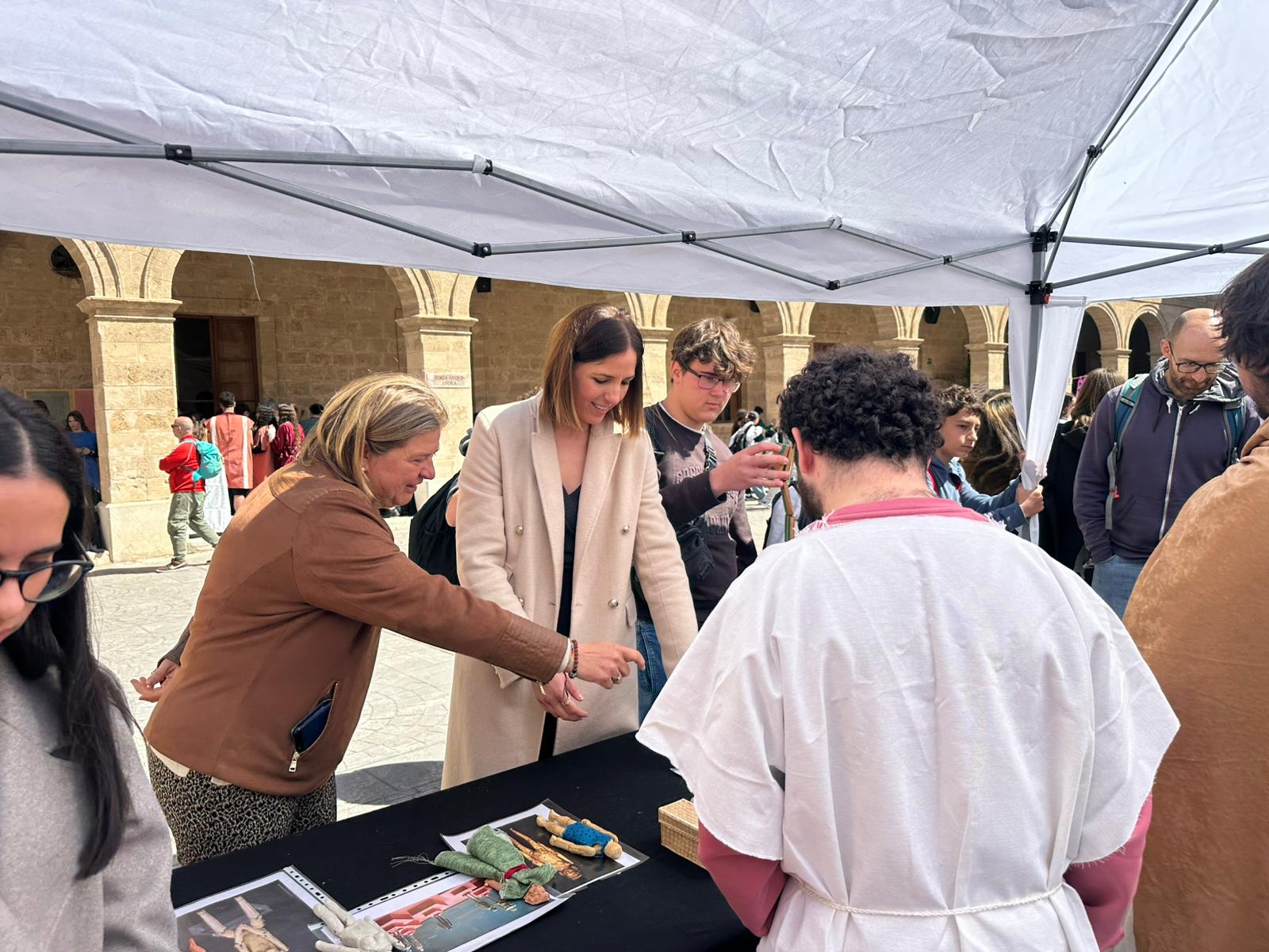La vicepresidenta y consejera de Cultura y Patrimonio, Antònia Roca y la directora insular de Patrimonio, Maribel Arnau en el Festival de Cultura Clásica Maremagnum.